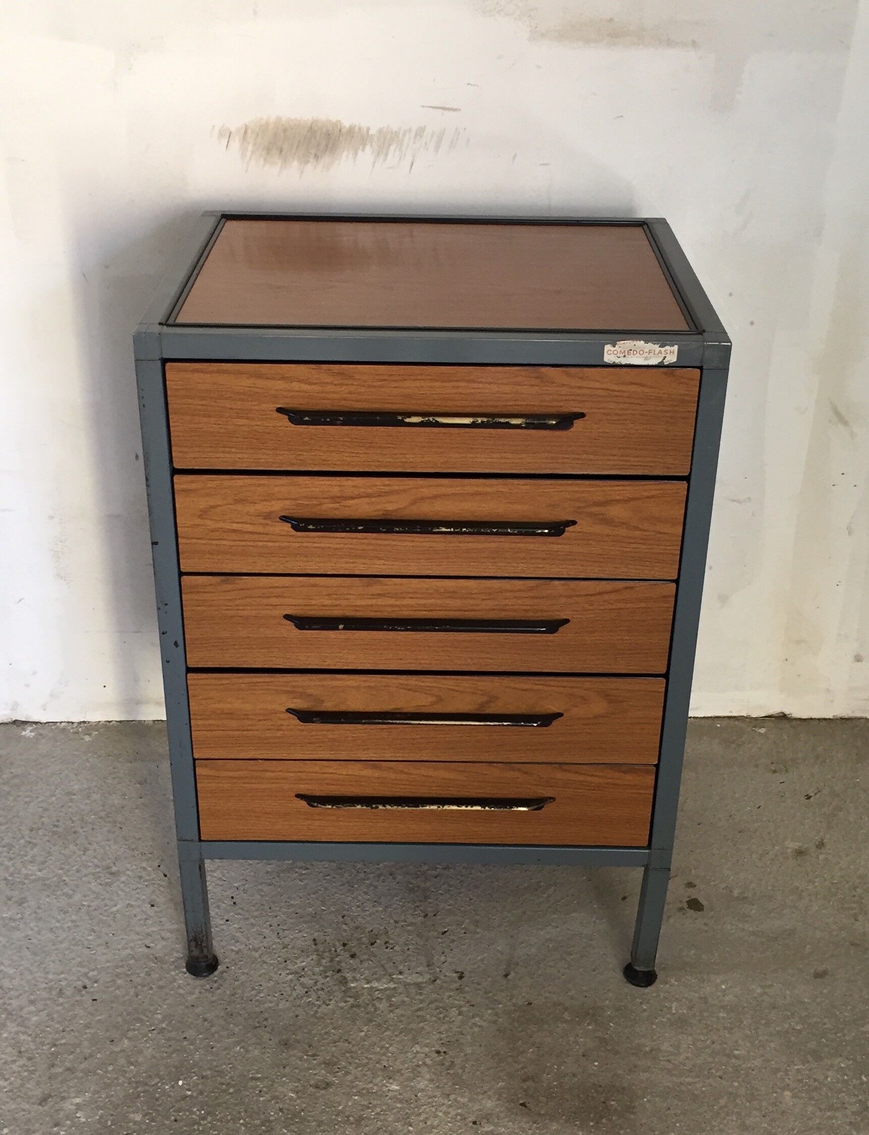 Commode industrielle en métal et bois