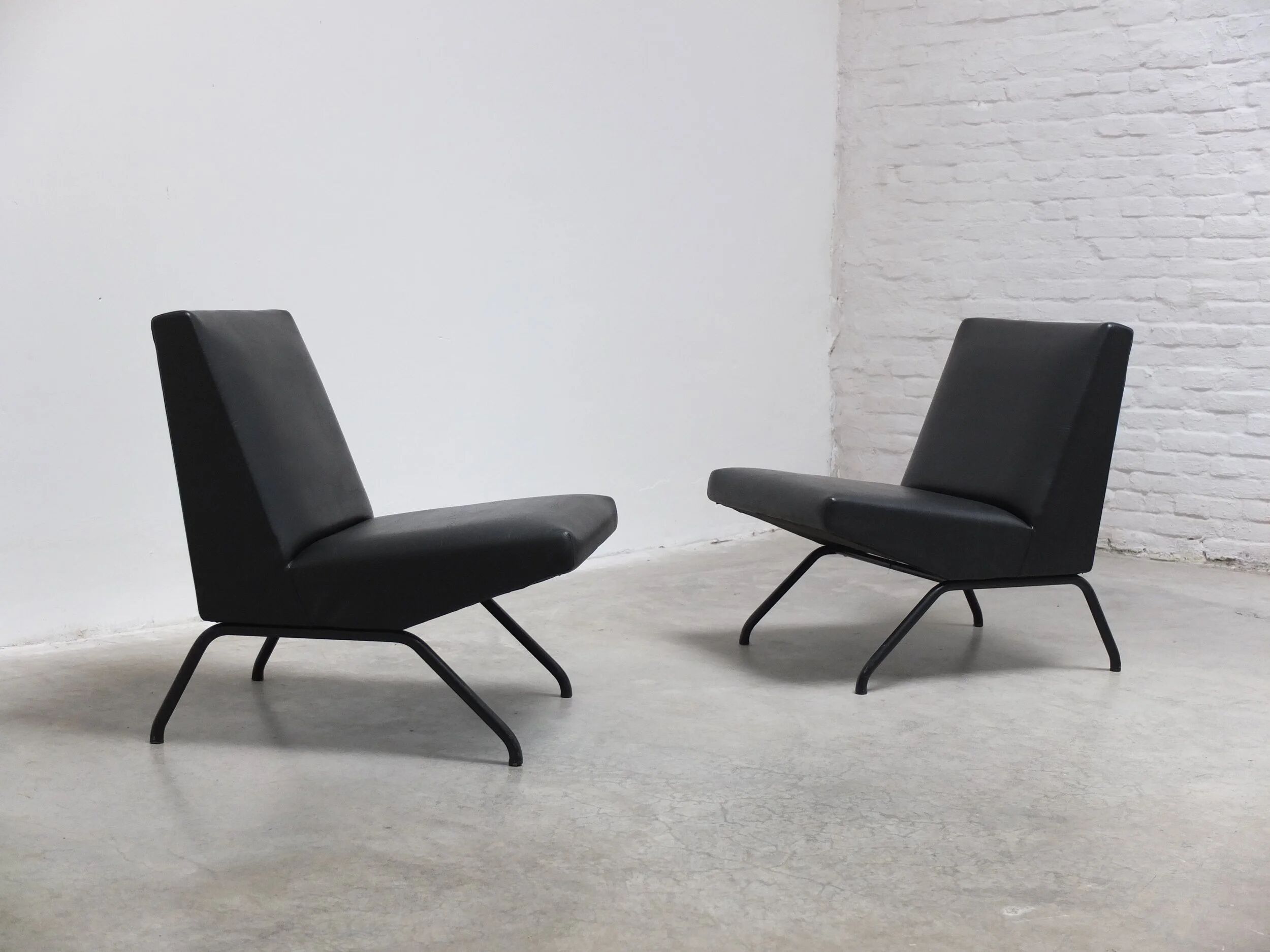 Pair of 'Visiteur' easy chairs by Pierre Guariche for Meurop, 1961