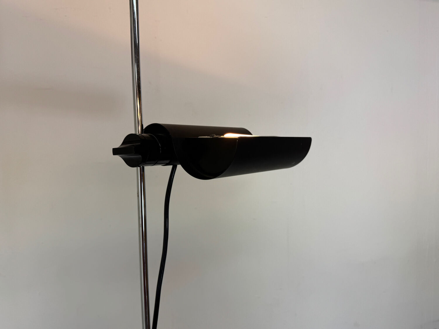 Italian Design Architonic Oluce DIM 333 floor lamp by Vico Magistretti