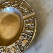 Cendrier horoscope en bronze doré vintage