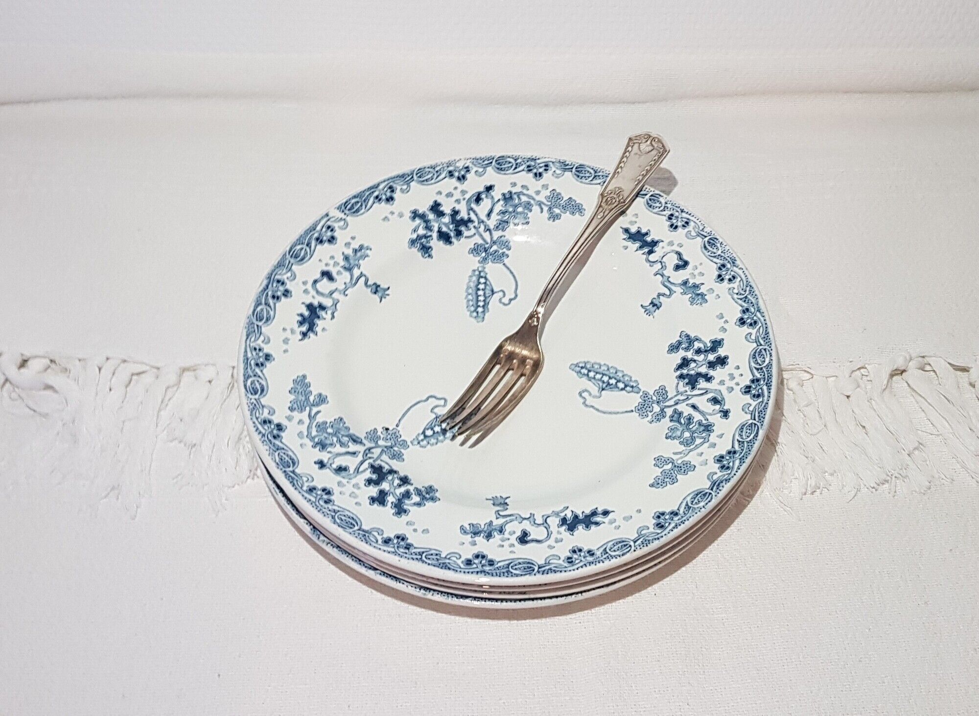 Lot 4 flat plates in Earthenware of St Amand and Hamage model Modern-Style, iron earth.