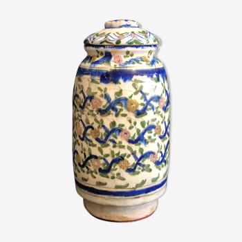 Pot couvert Kadjar Qājār céramique siliceuse polychrome XIXe début XXe Perse