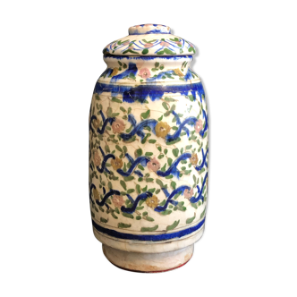 Pot couvert Kadjar Qājār céramique siliceuse polychrome XIXe début XXe Perse