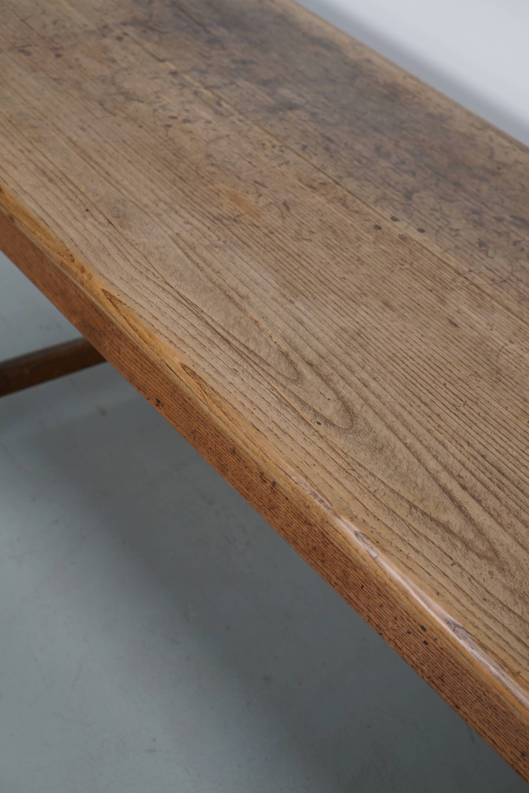 Grande table à manger rustique française du XIXe siècle en orme et chêne