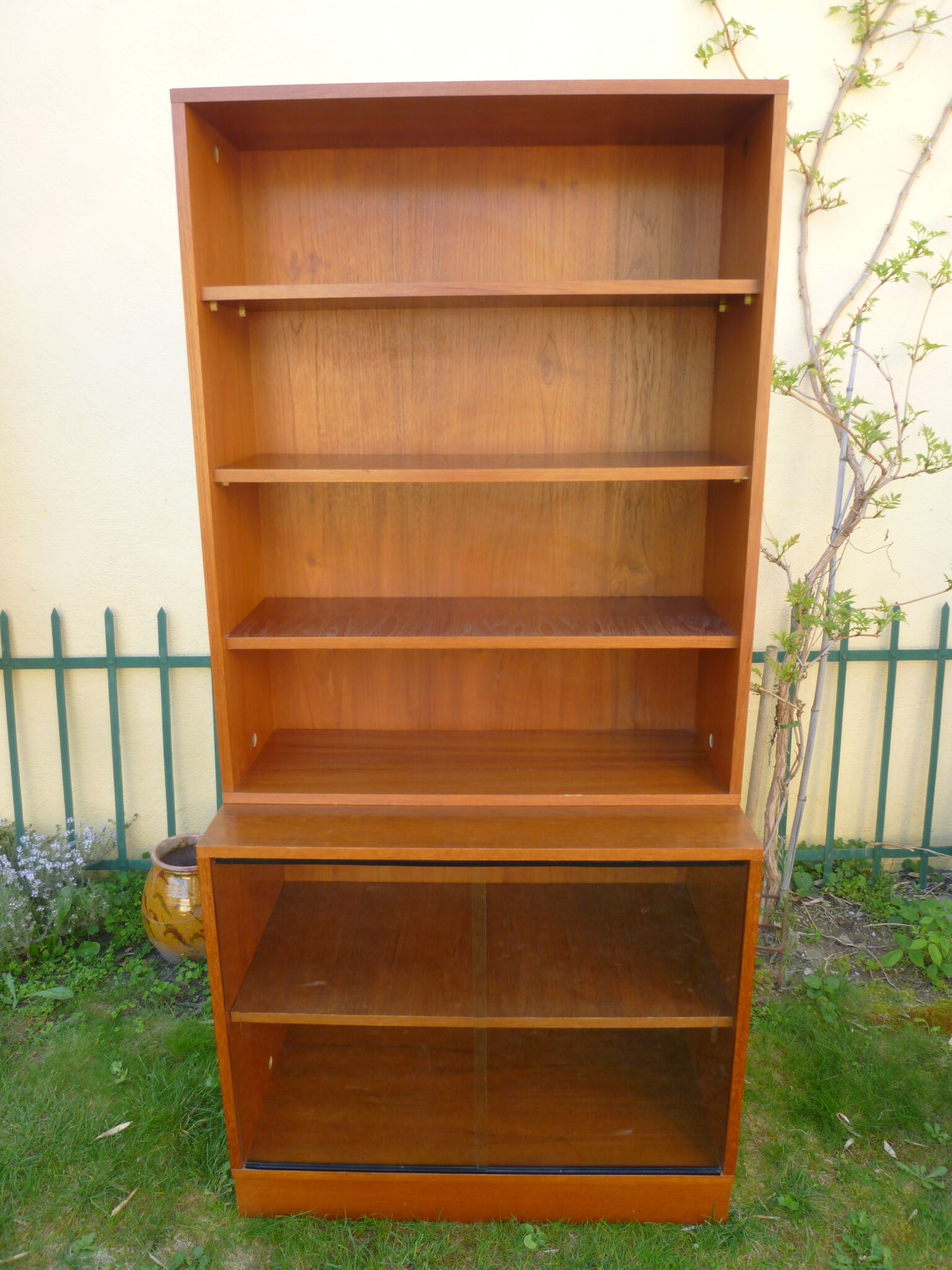 Oscar - shelves and showcase - vintage library