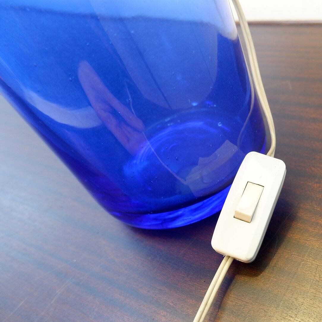 Lampe de table en verre bleu avec abat-jour à fleurs d'origine - années 1960