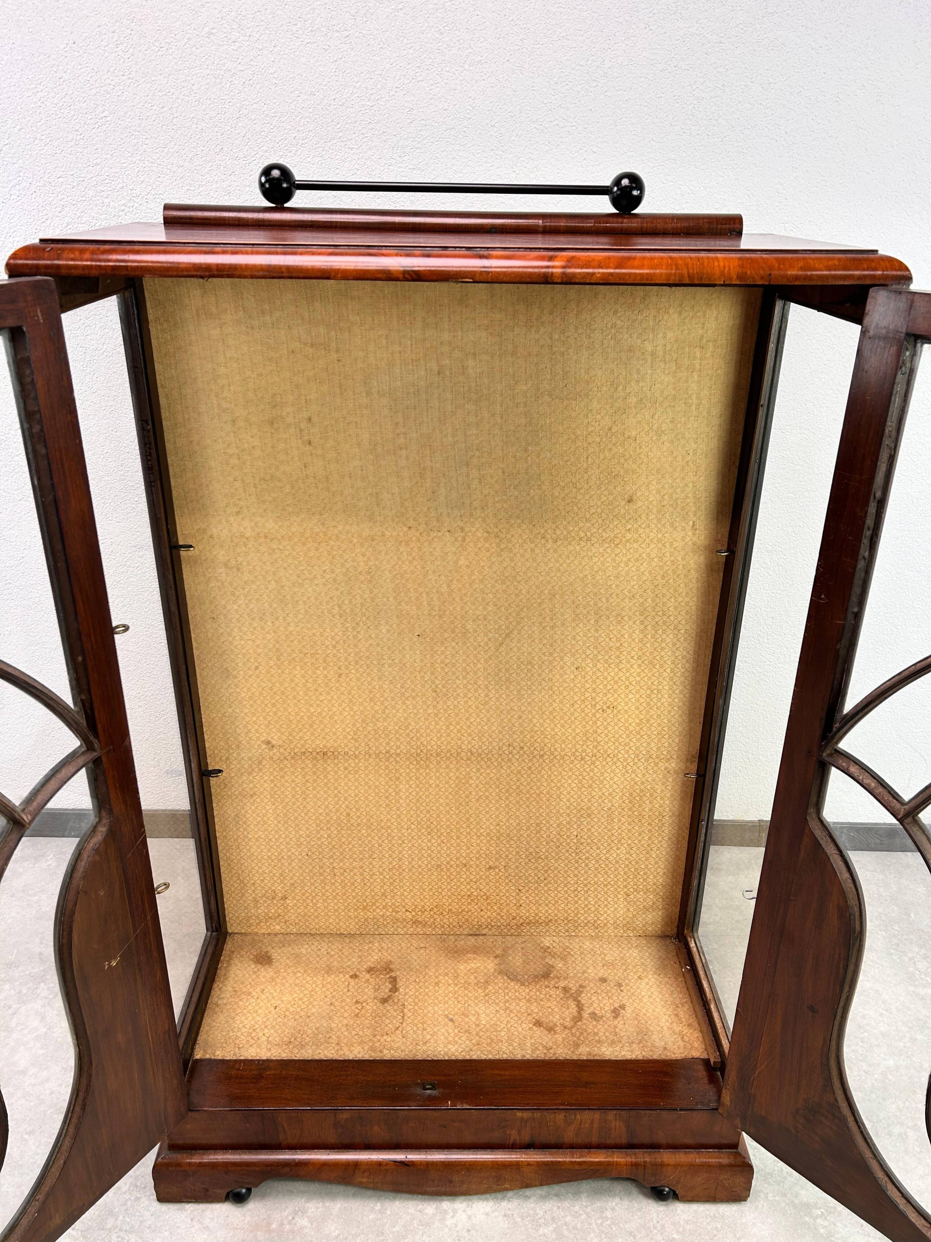 Petite vitrine art déco en noyer