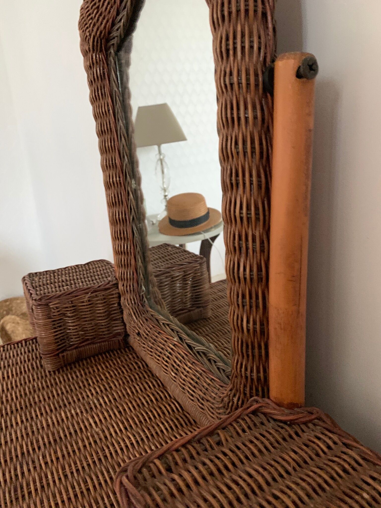 Rattan hairdresser and its pouf