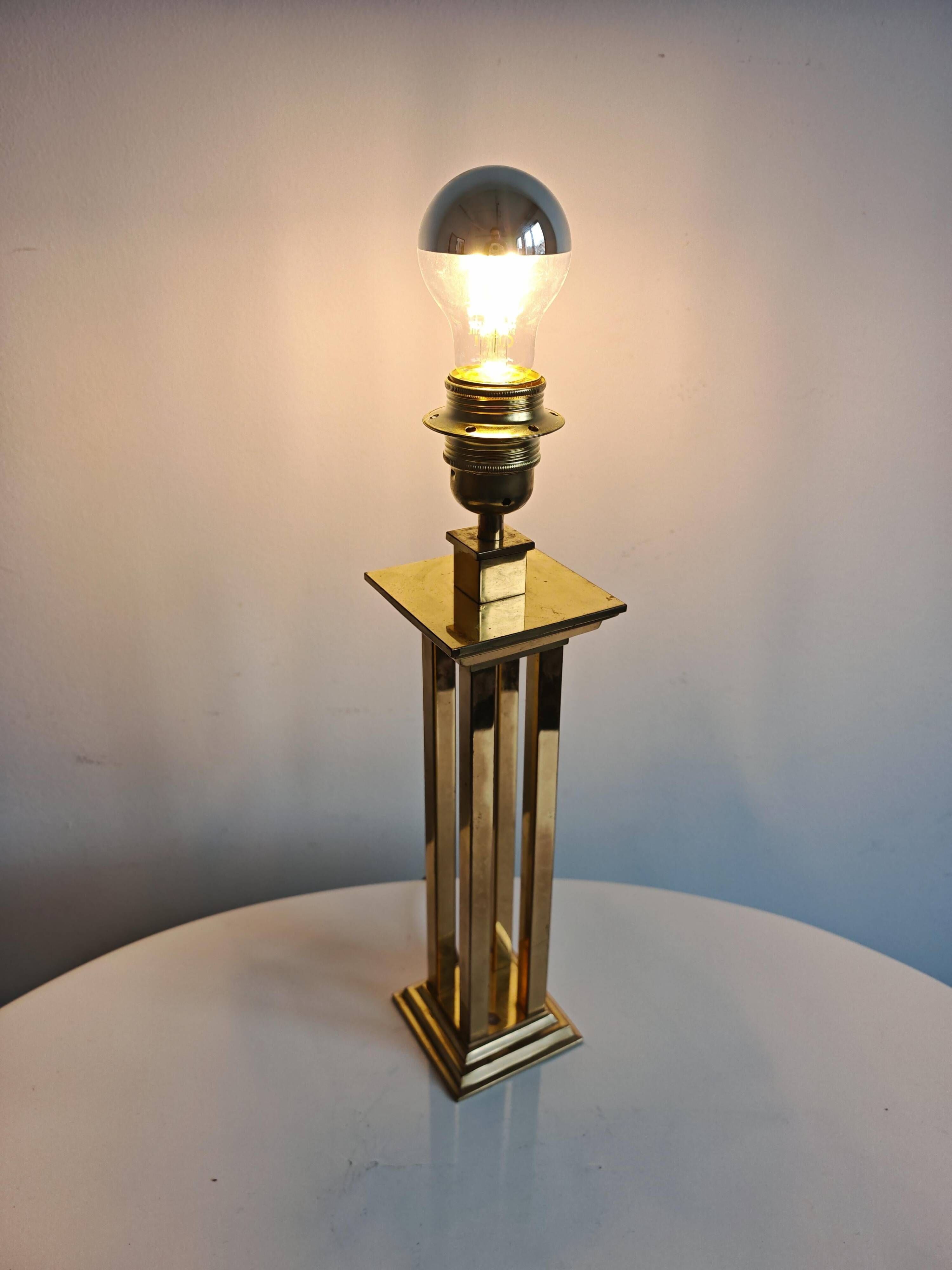 Hollywood Regency table lamp in gilded brass in the style of Willy Rizzo from the 1960s.