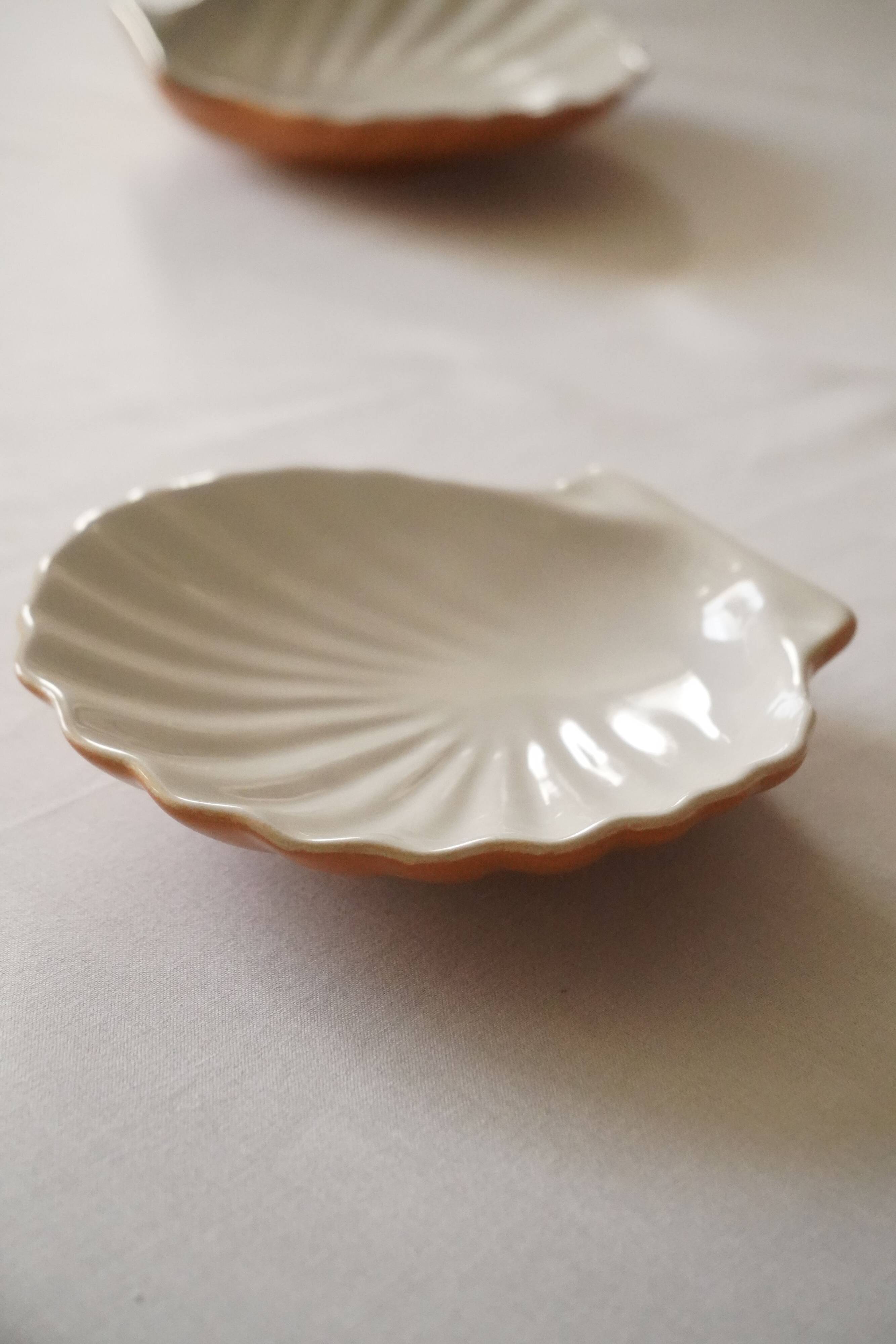 Set of 2 scallop shell bowls in beige and light brown porcelain