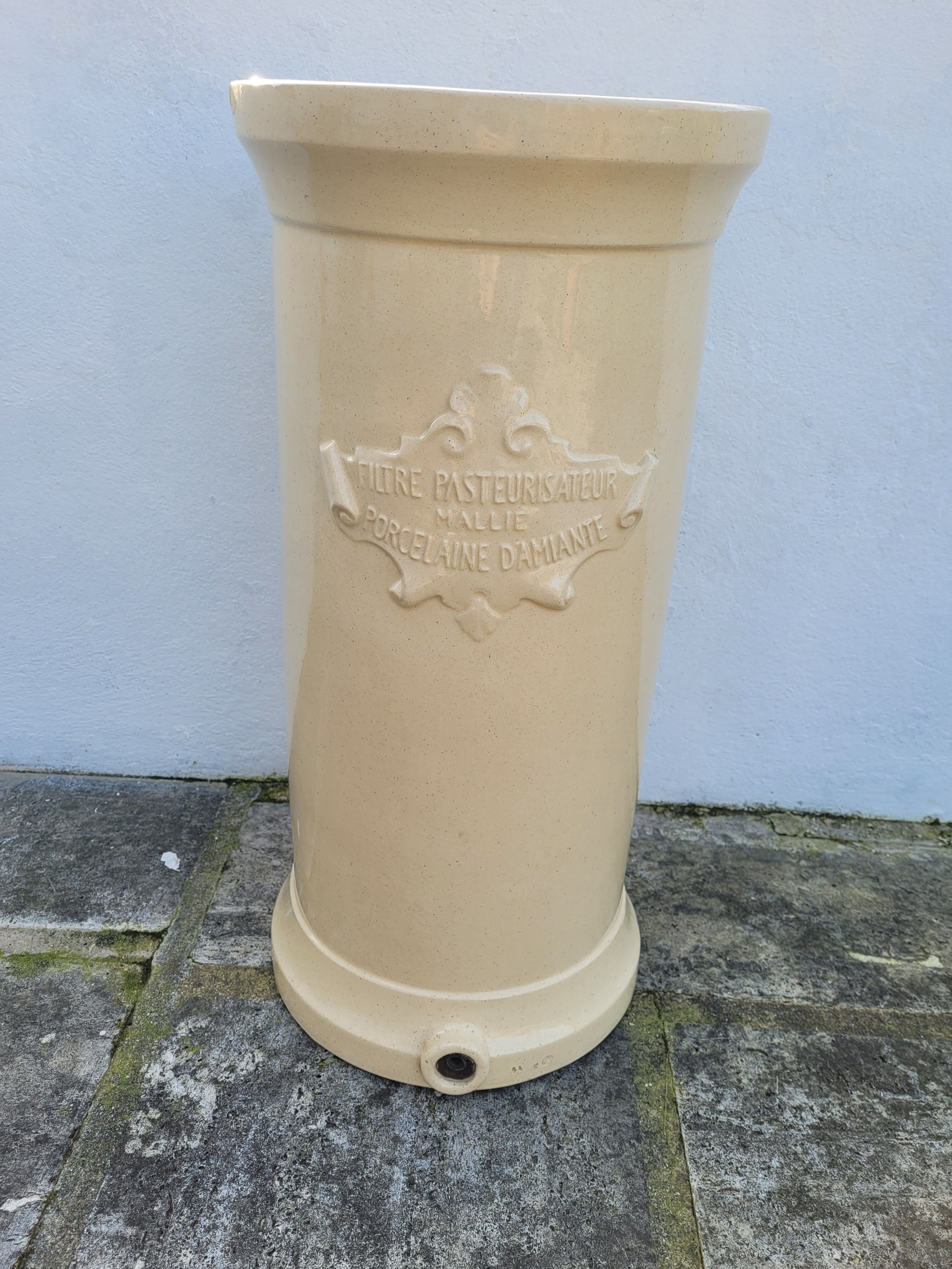 Umbrella door in glazed and vintage porcelain.