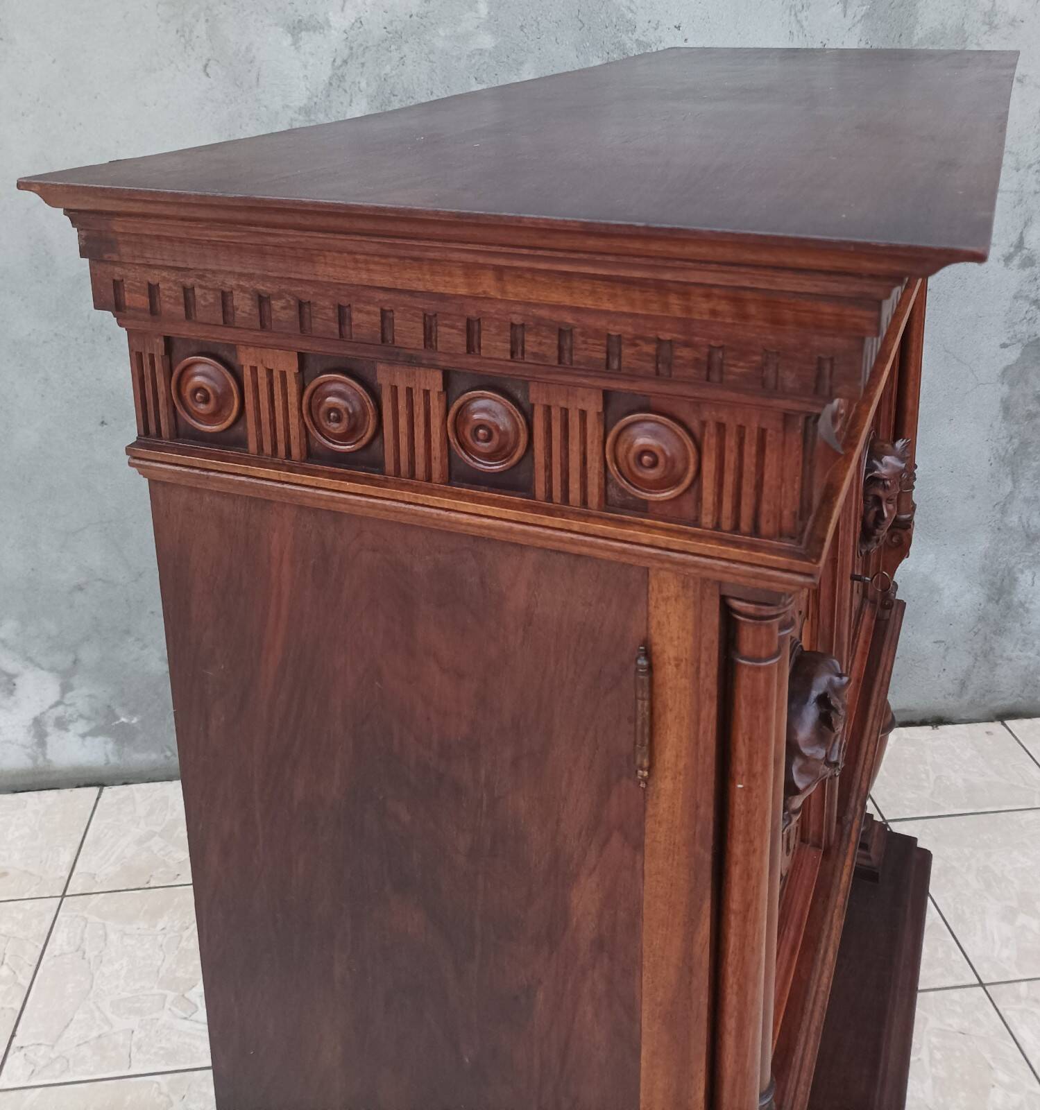 Meuble crédence Renaissance en noyer 19ème