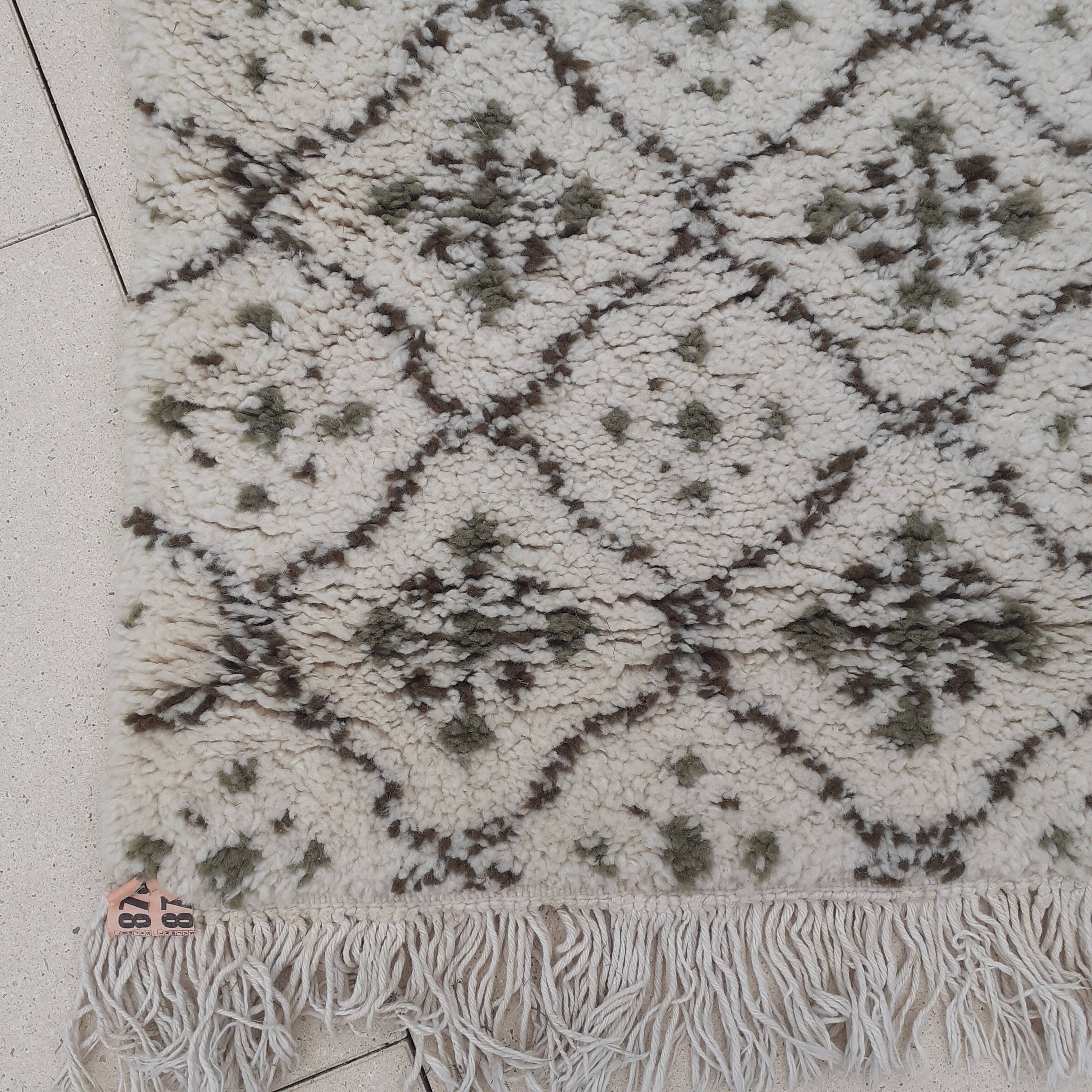 Tapis berbére en laine écrue. Tissé main. Décor marron.