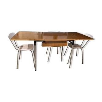 Table formica marron vintage  et 3 chaises blanches