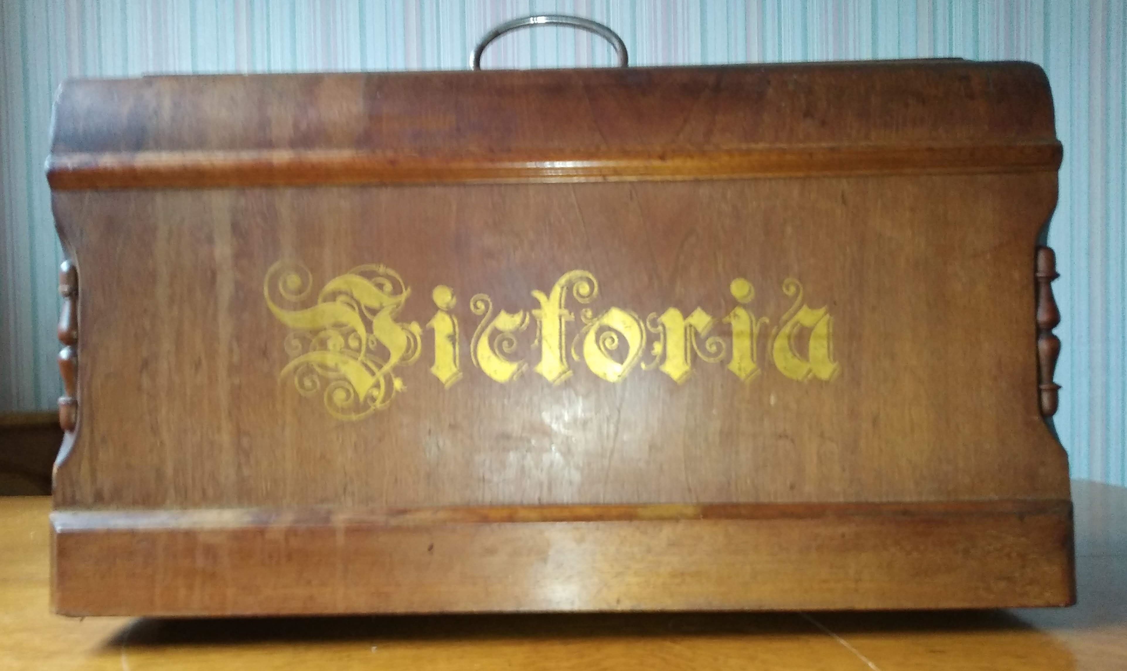 Machine sewing manual and Original portable, Victoria from 1894