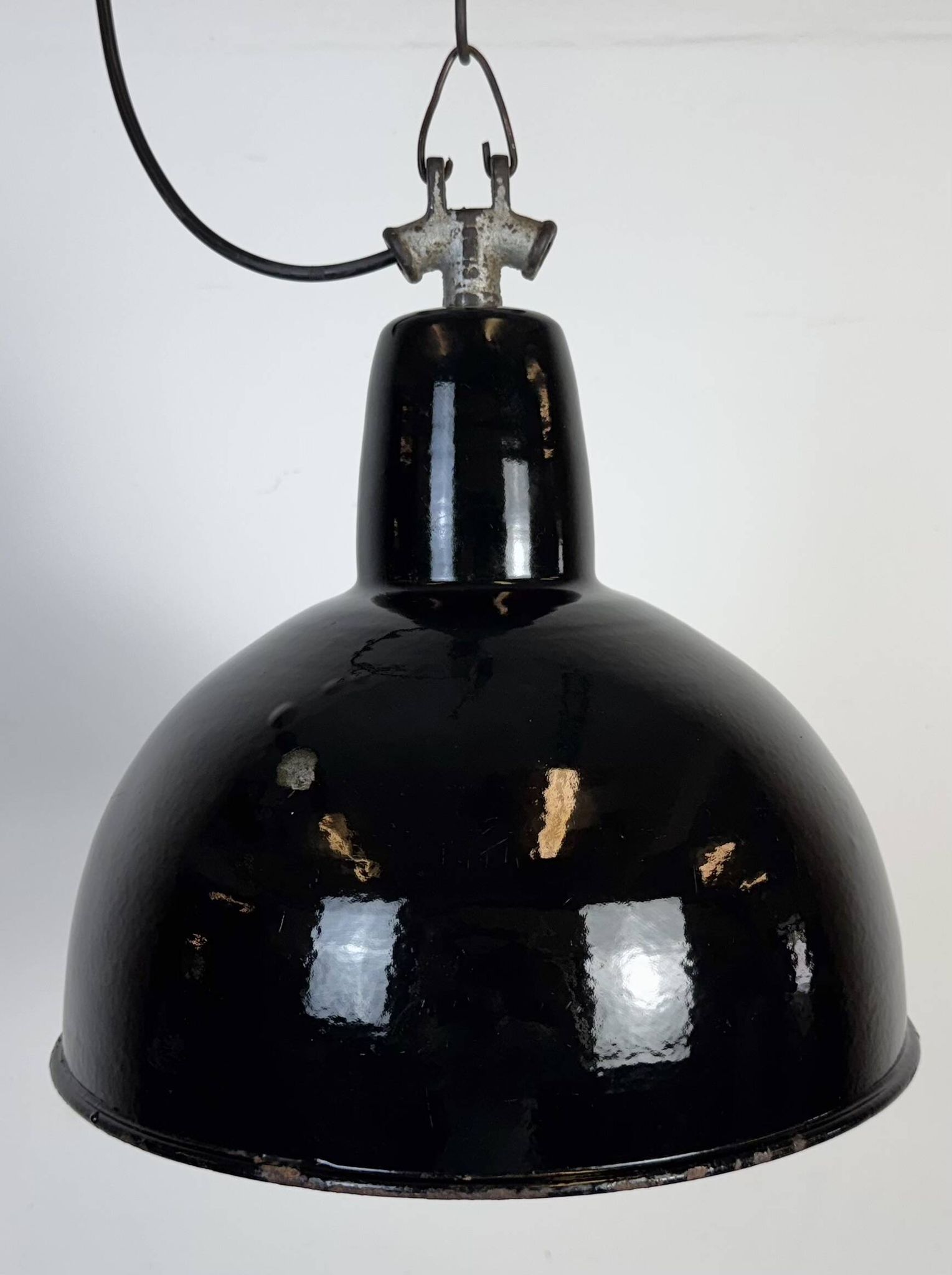 Lampe d'usine industrielle en émail noir avec dessus en fonte, années 1950