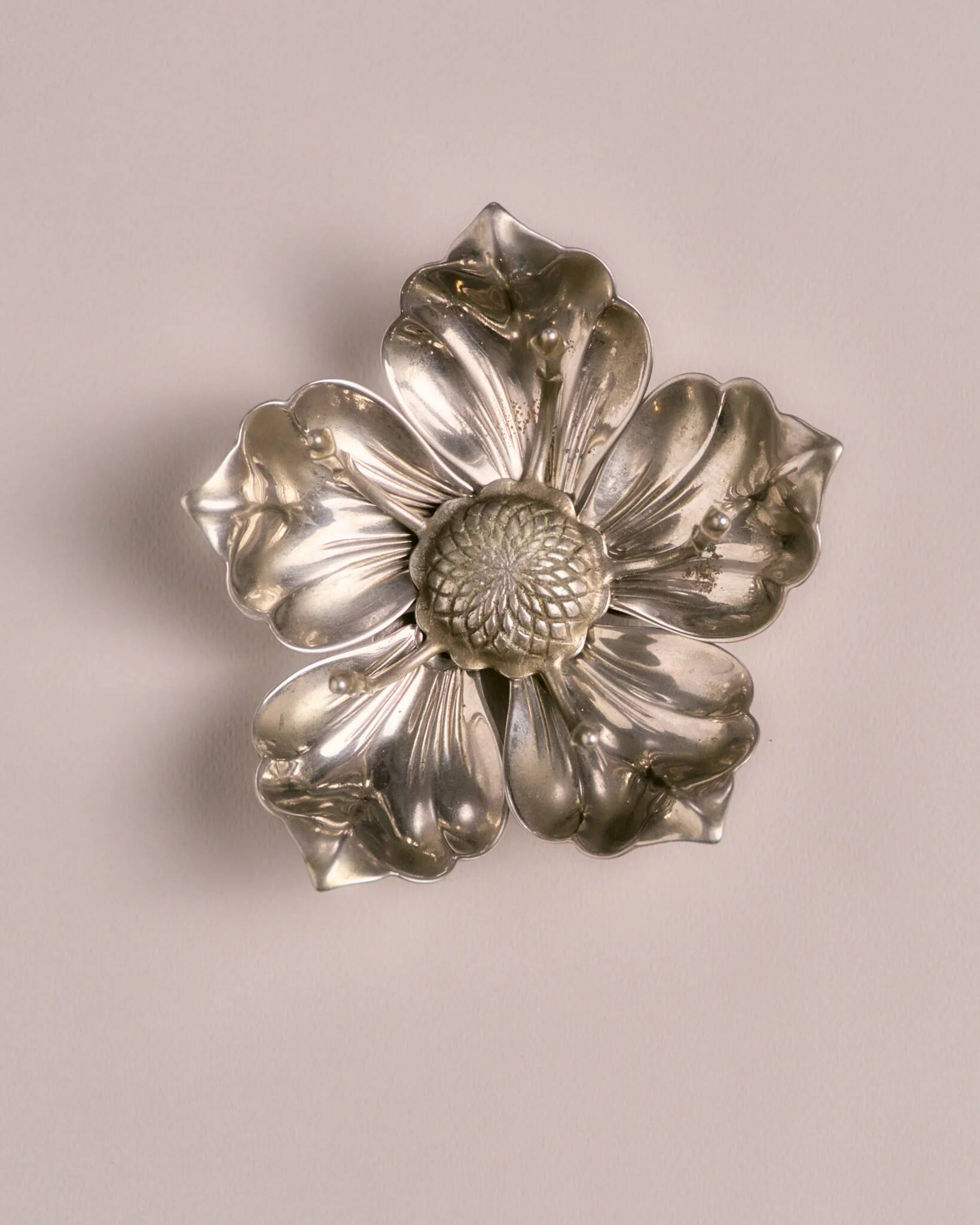 Cendrier fleur en métal
