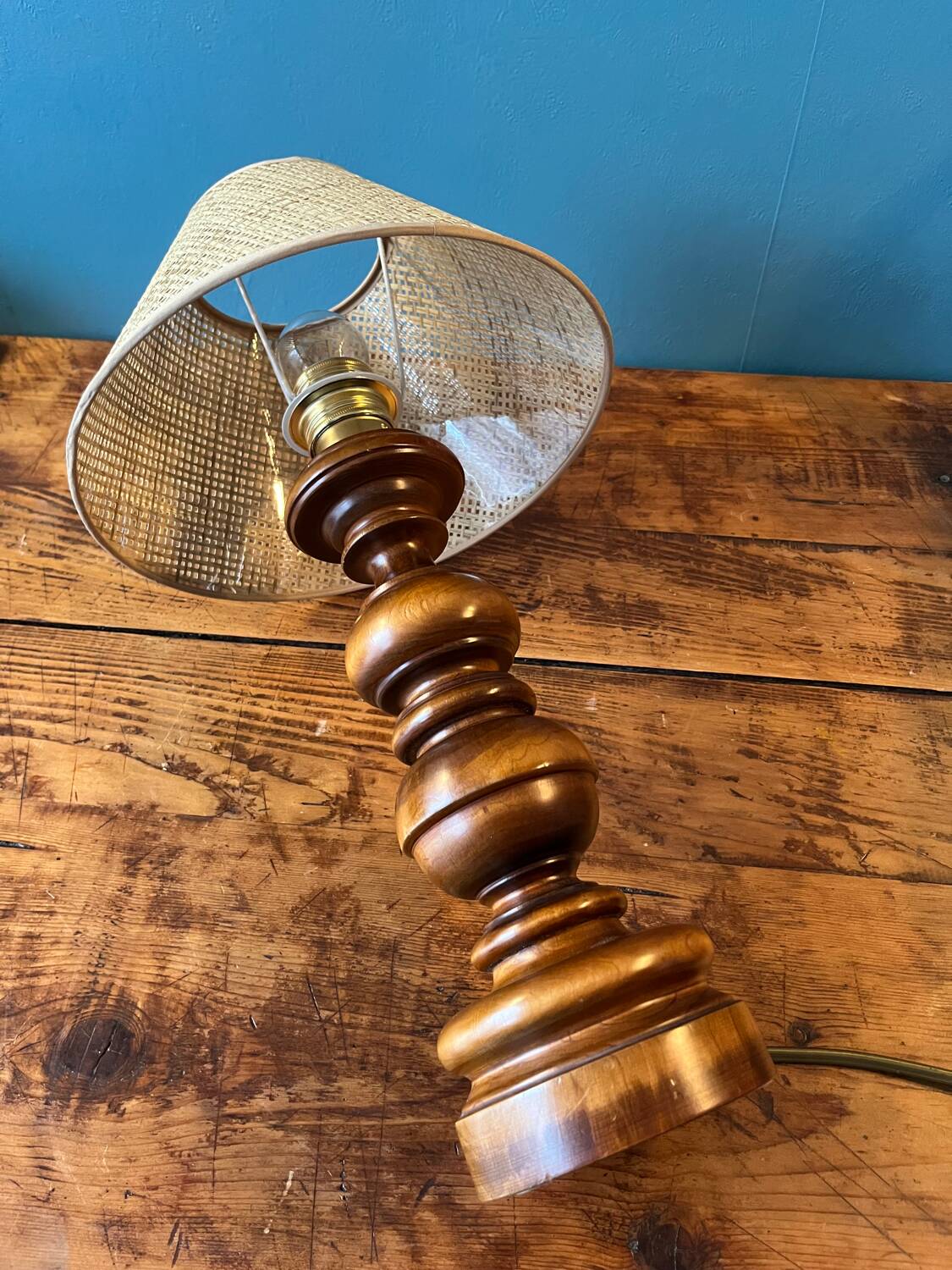 Wooden foot table lamp