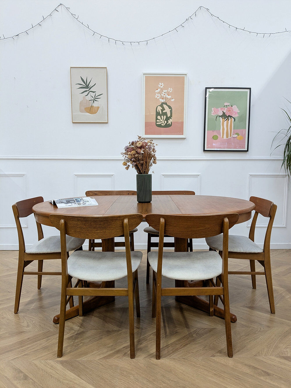 Scandinavian extendable round table