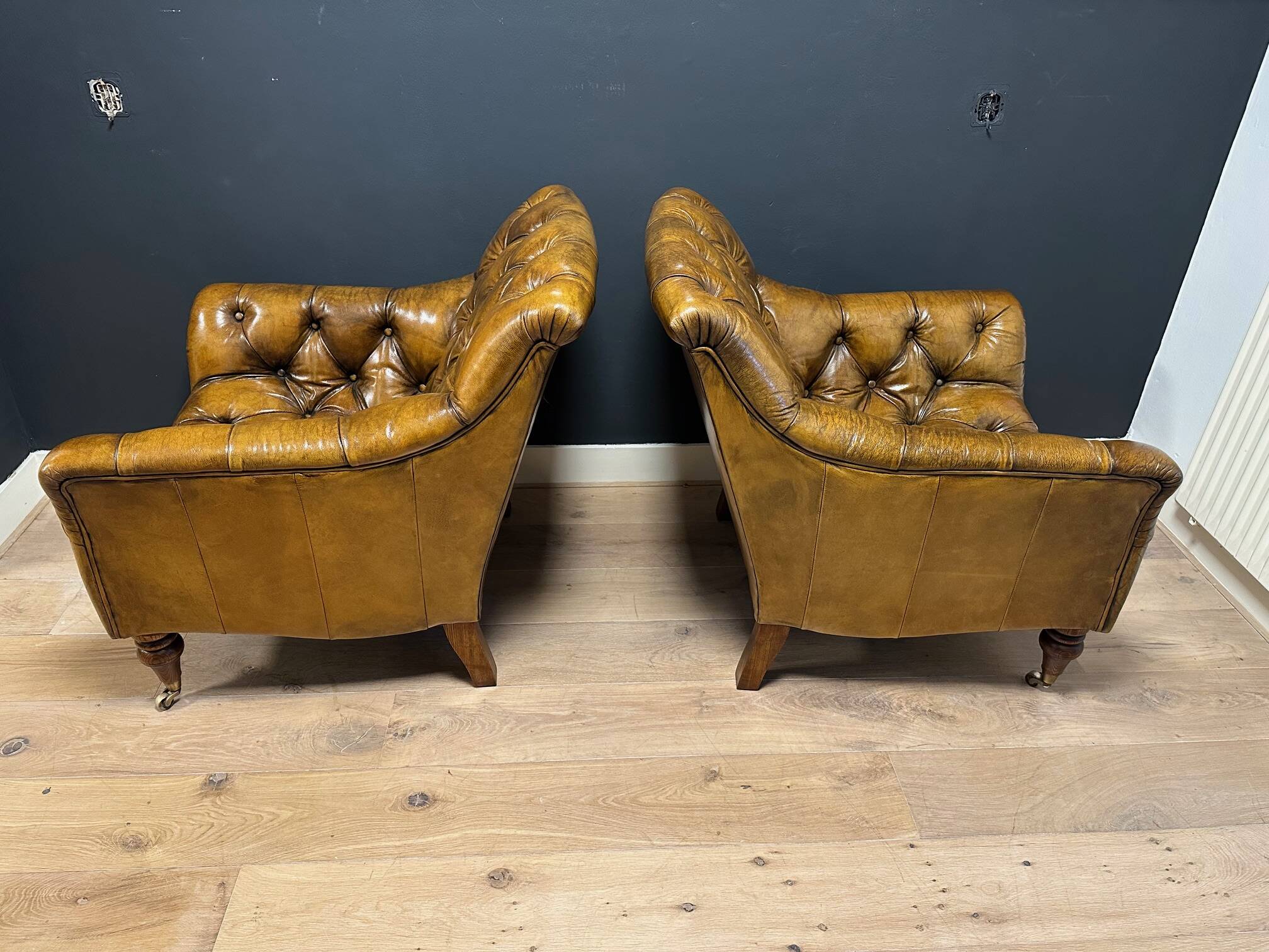 Set of 2 leather club chairs