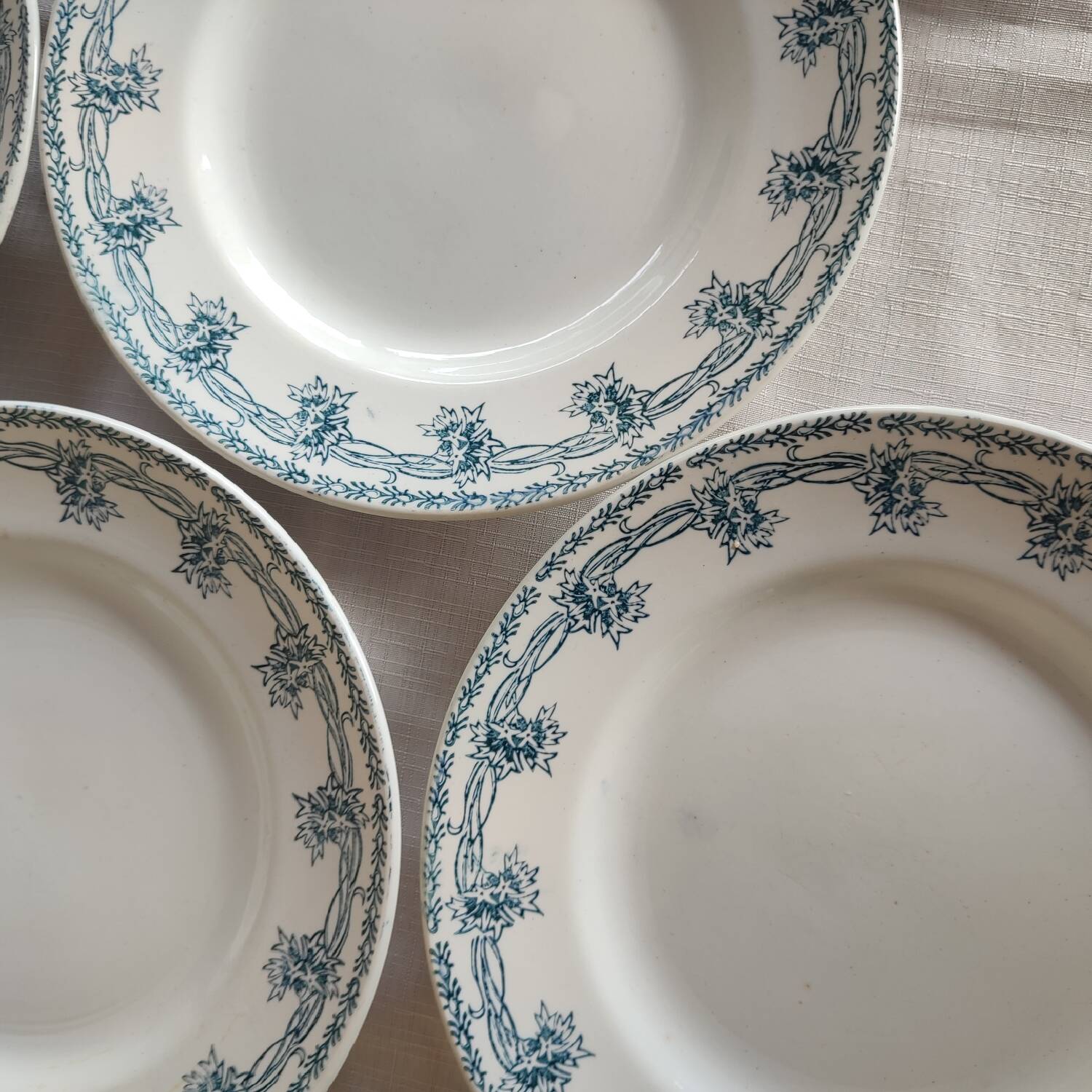 Set of 6 iron earth flat plates St Amand 4006