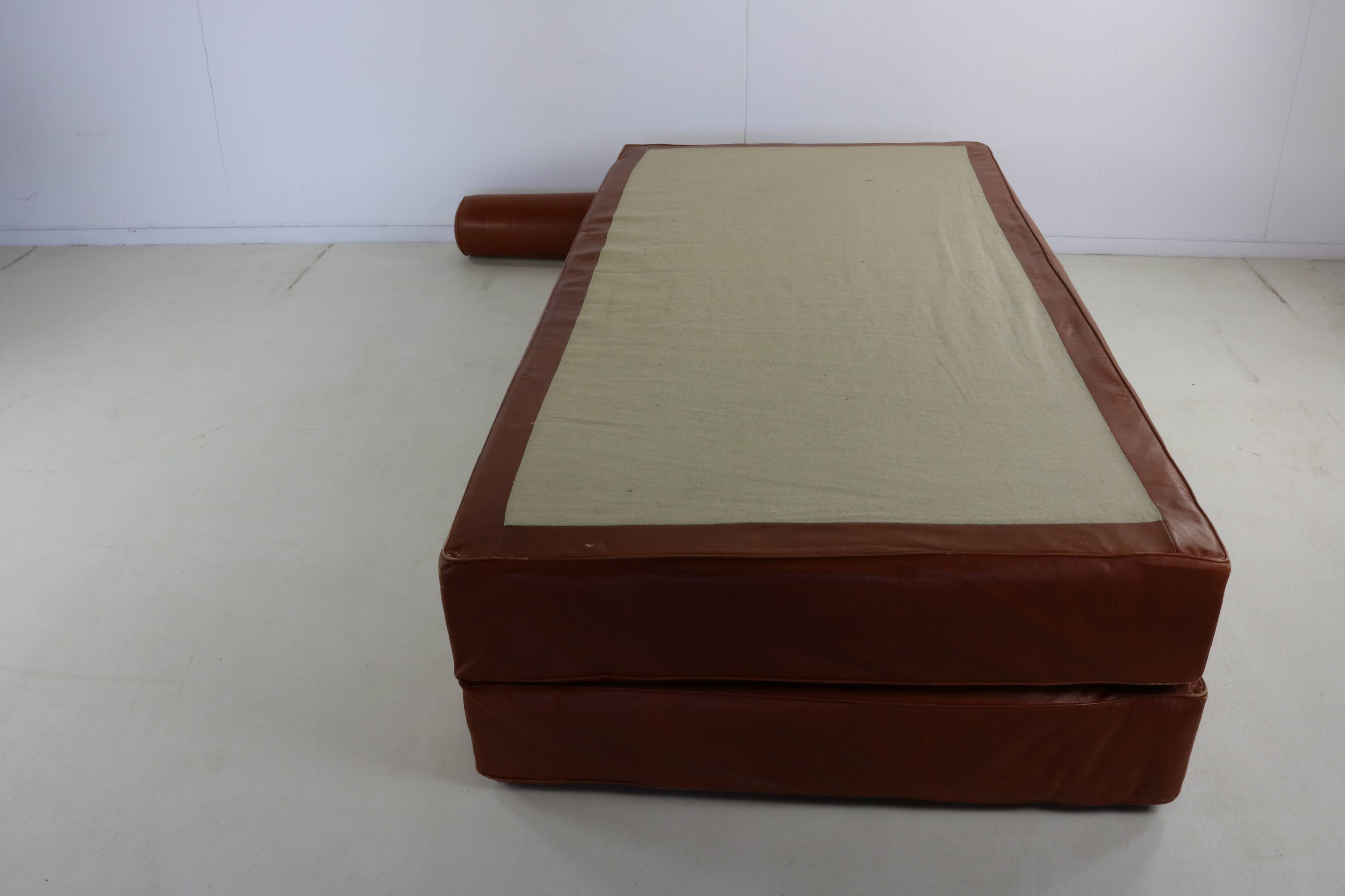 Scarce dutch design all leather daybed by Martin Visser for Spectrum Hollan