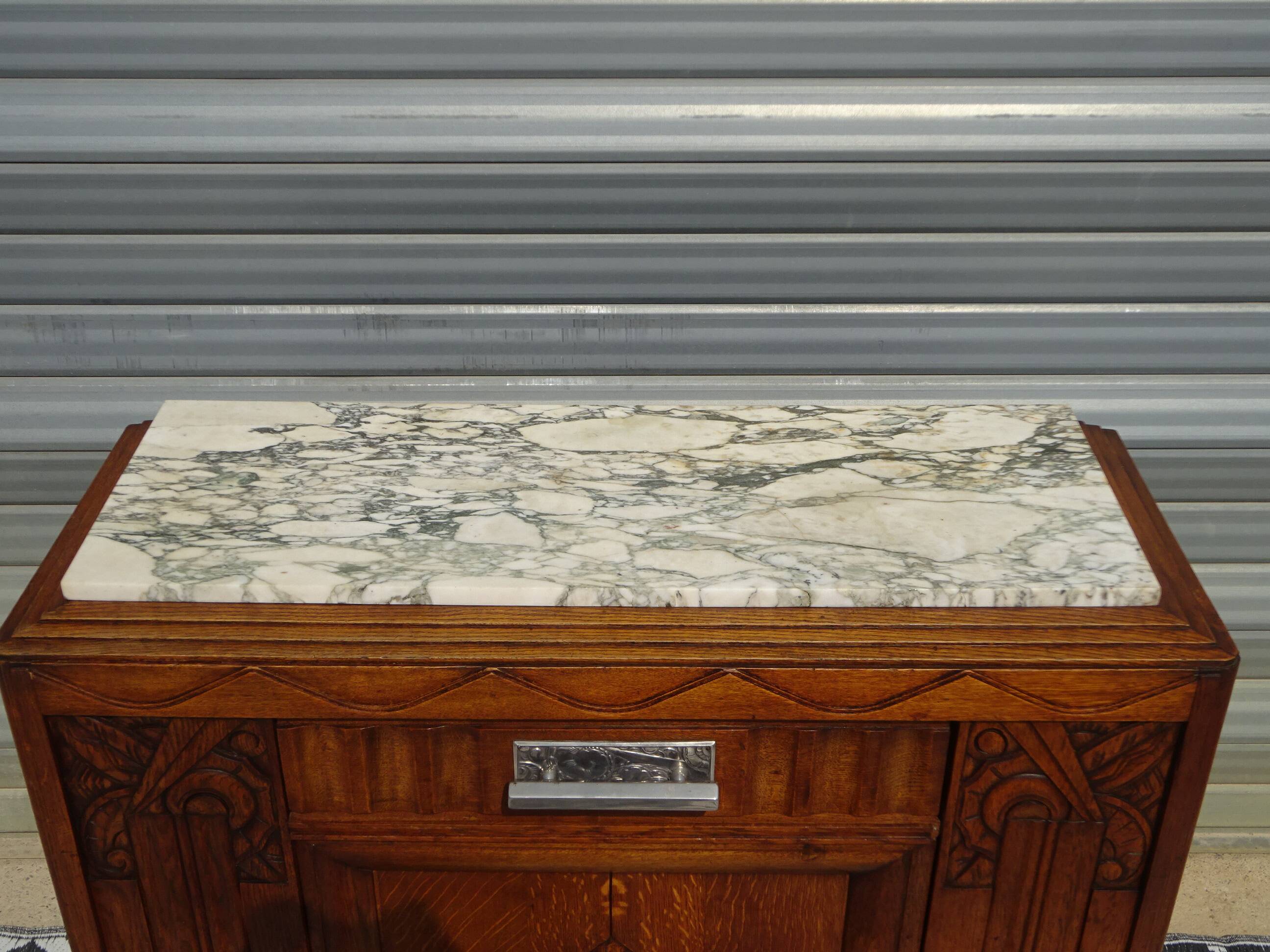 Ancien buffet en chêne et marbre, époque et style Art Déco