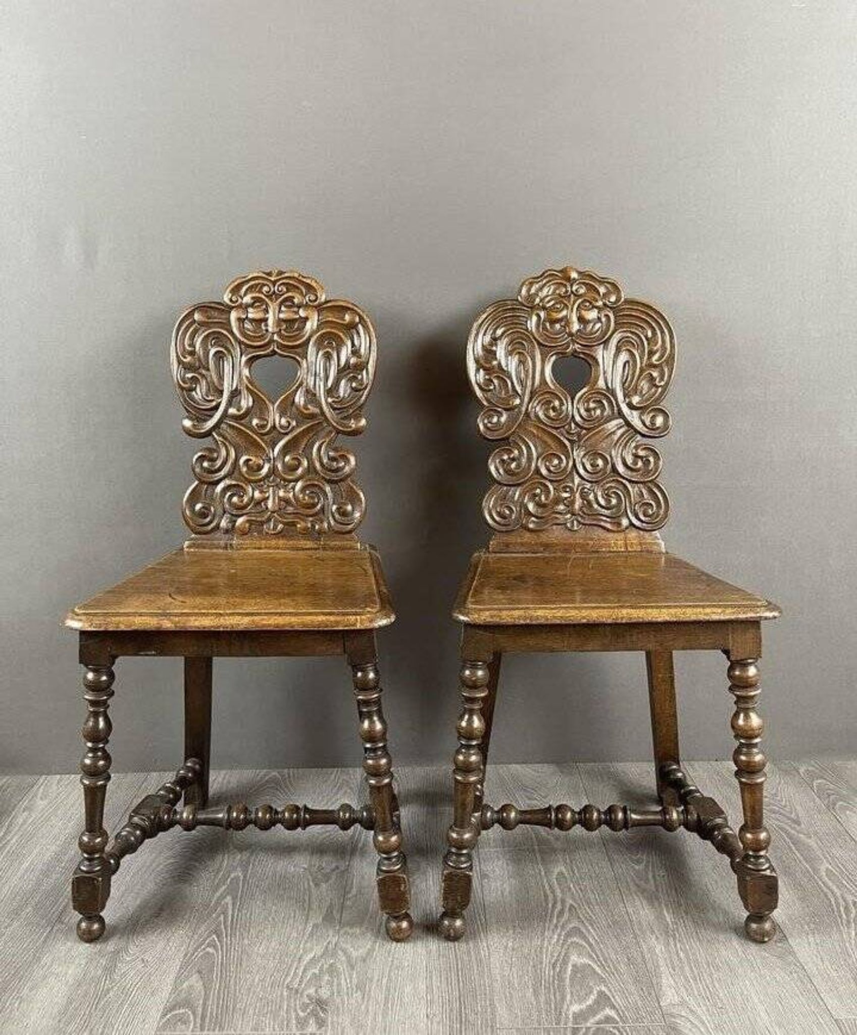 Paire de chaises en bois sculpté, fin XIXe siècle