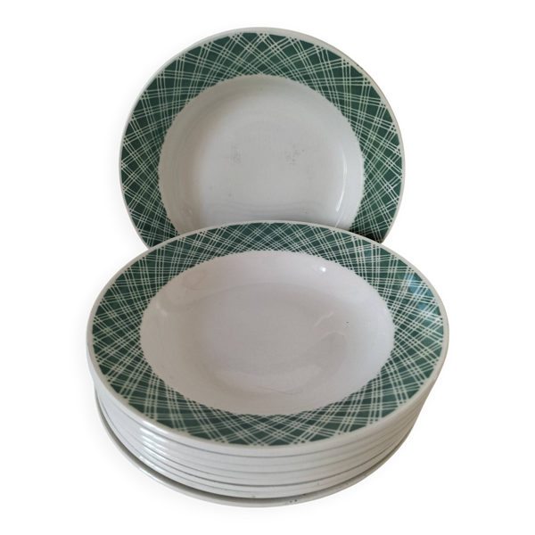 Série de 9 assiettes creuses en faïence – Saint-Amand, décor n°207 (1941)