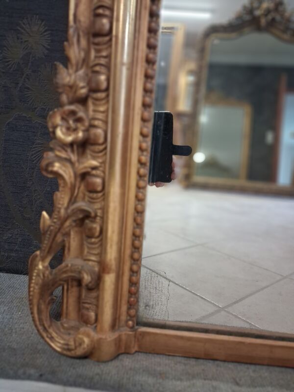 Miroir Louis Philippe à fronton de style Louis XV