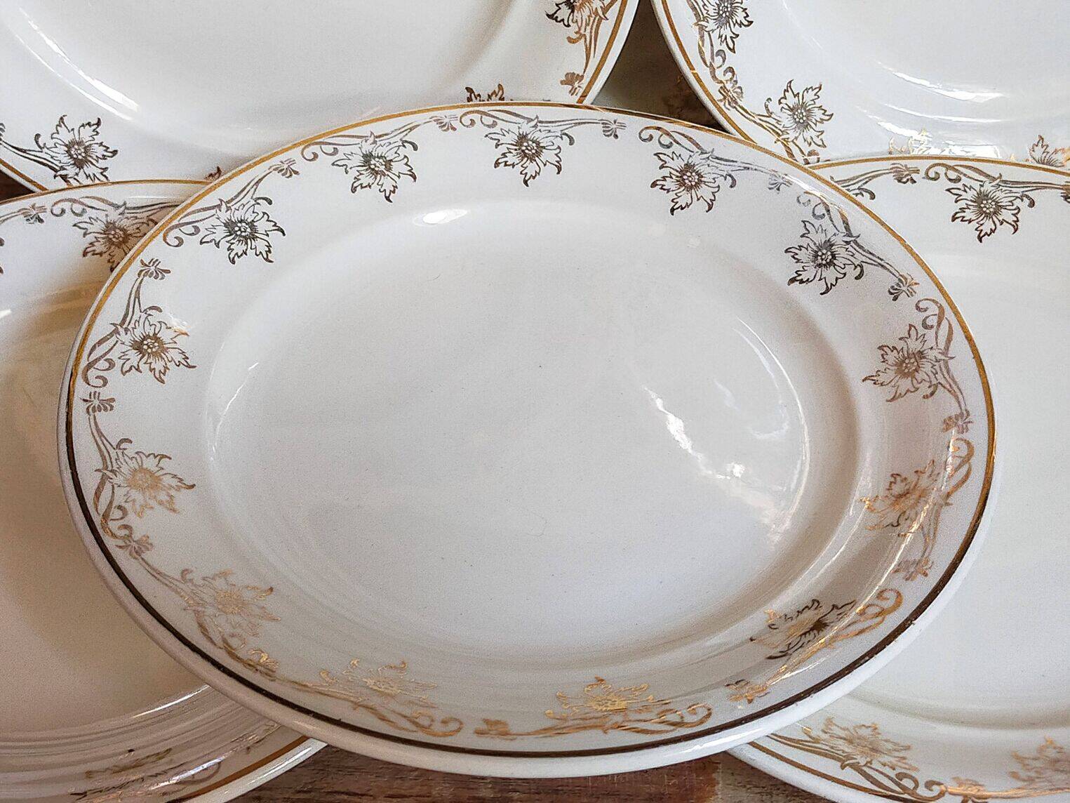 Eight Villeroy & Boch dessert plates with gold decor