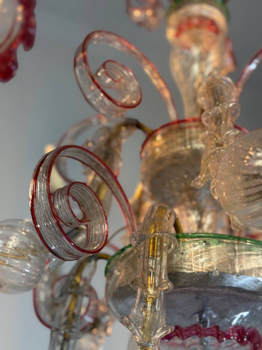 Venetian Rezzonico chandelier in colourless and red Murano glass, circa 1900.