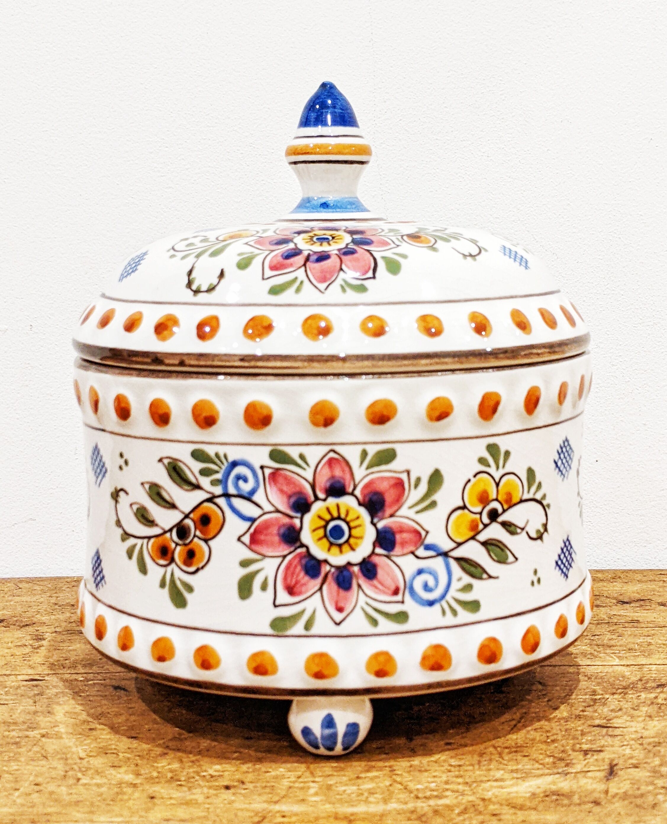 Vintage polychrome box'70 made of Delft ceramic. In perfect condition.