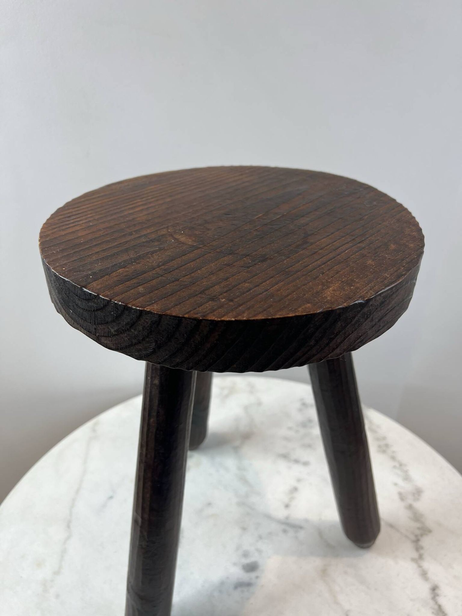 Tabouret tripode en bois tourné patiné