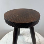 Tabouret tripode en bois tourné patiné