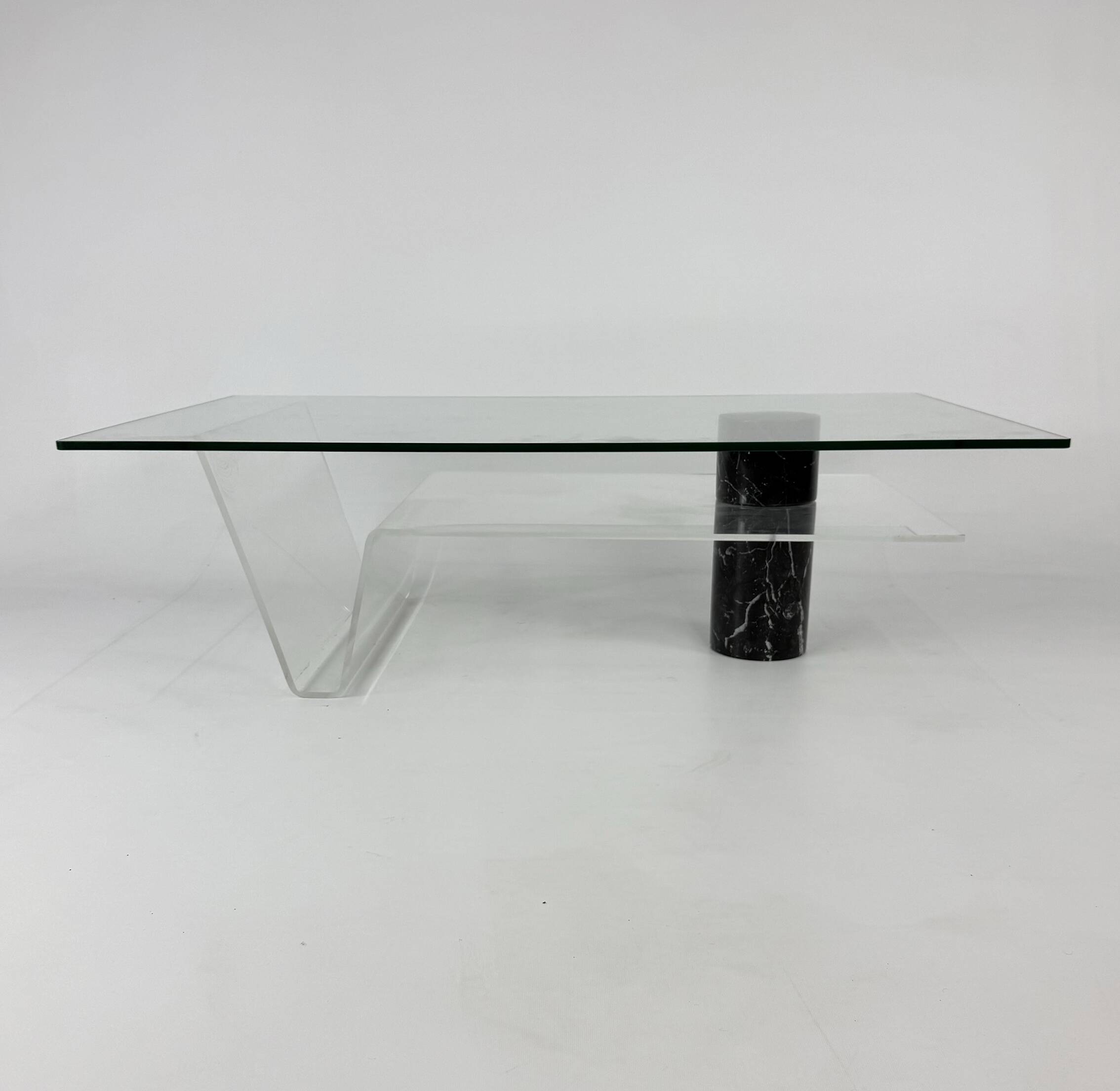Table basse postmoderne italienne en marbre et verre, années 1990