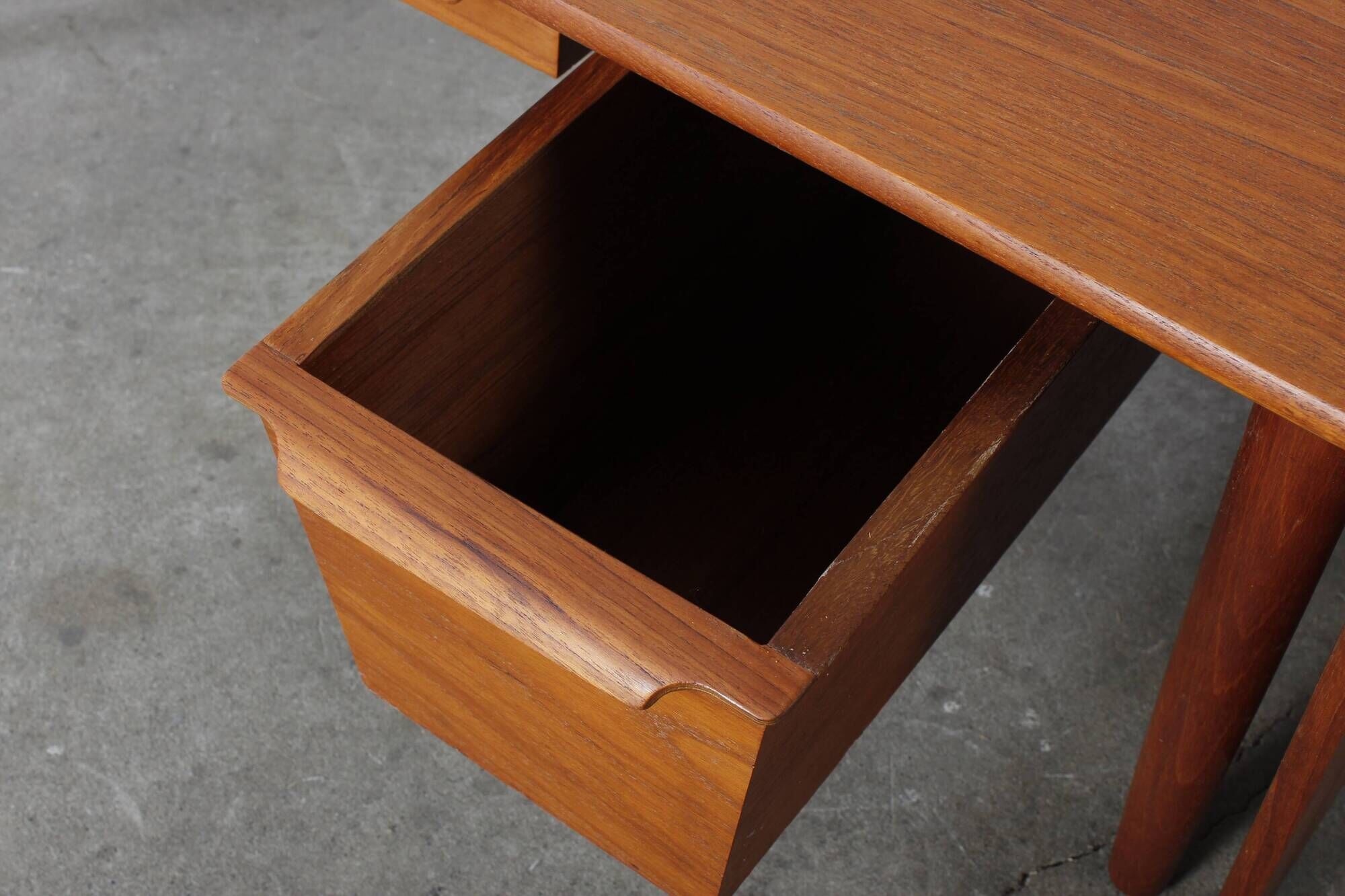 Coffeetable sewing table by Arne Wahl Iversen Danish design teak