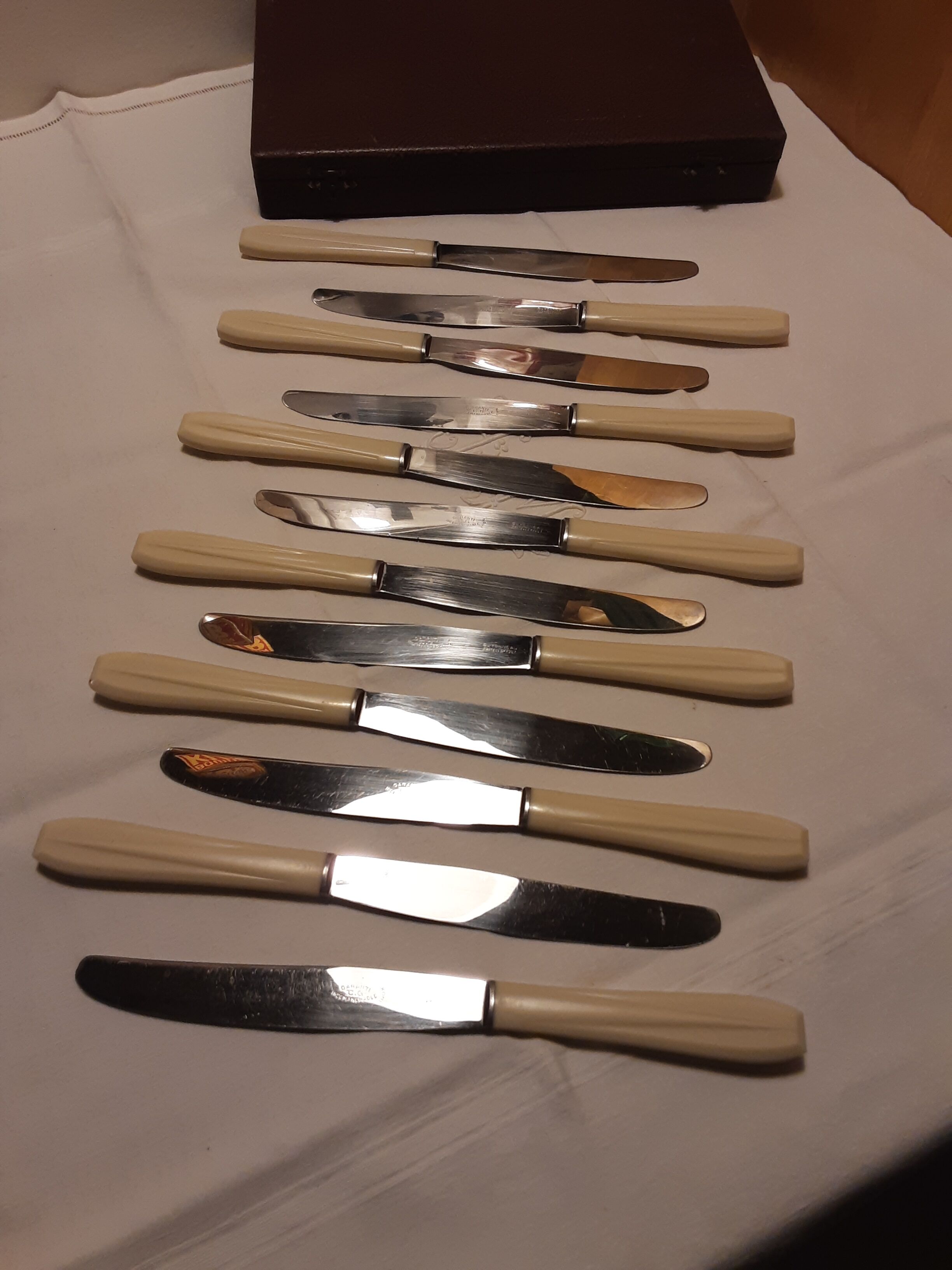 Set of 12 bakelite knives and stainless steel blade