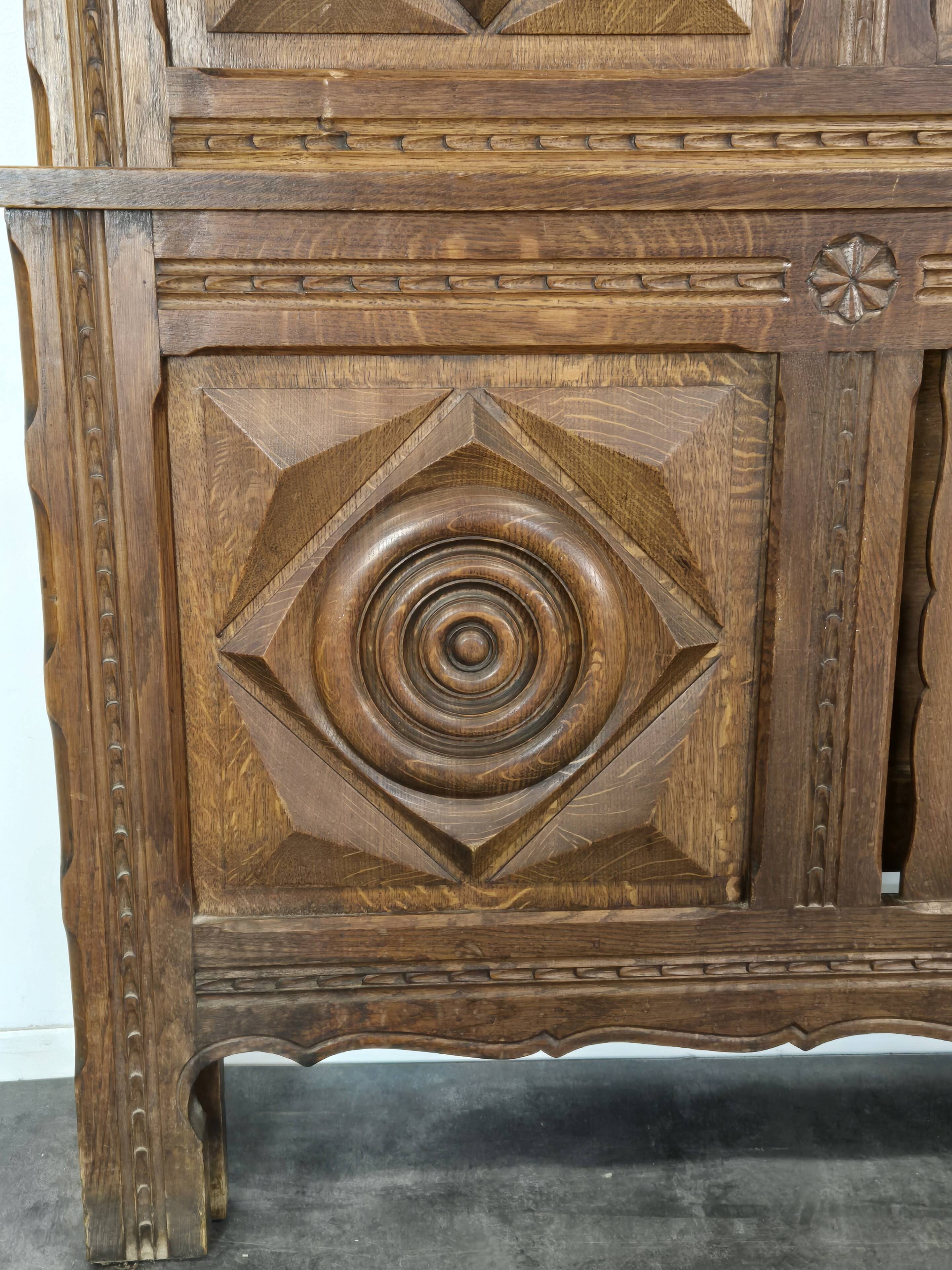 Lit en chêne massif sculpté