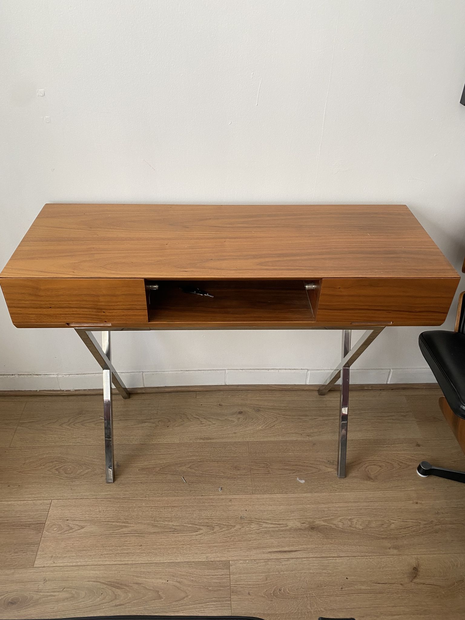 Bureau en noyer design années 70 marais international