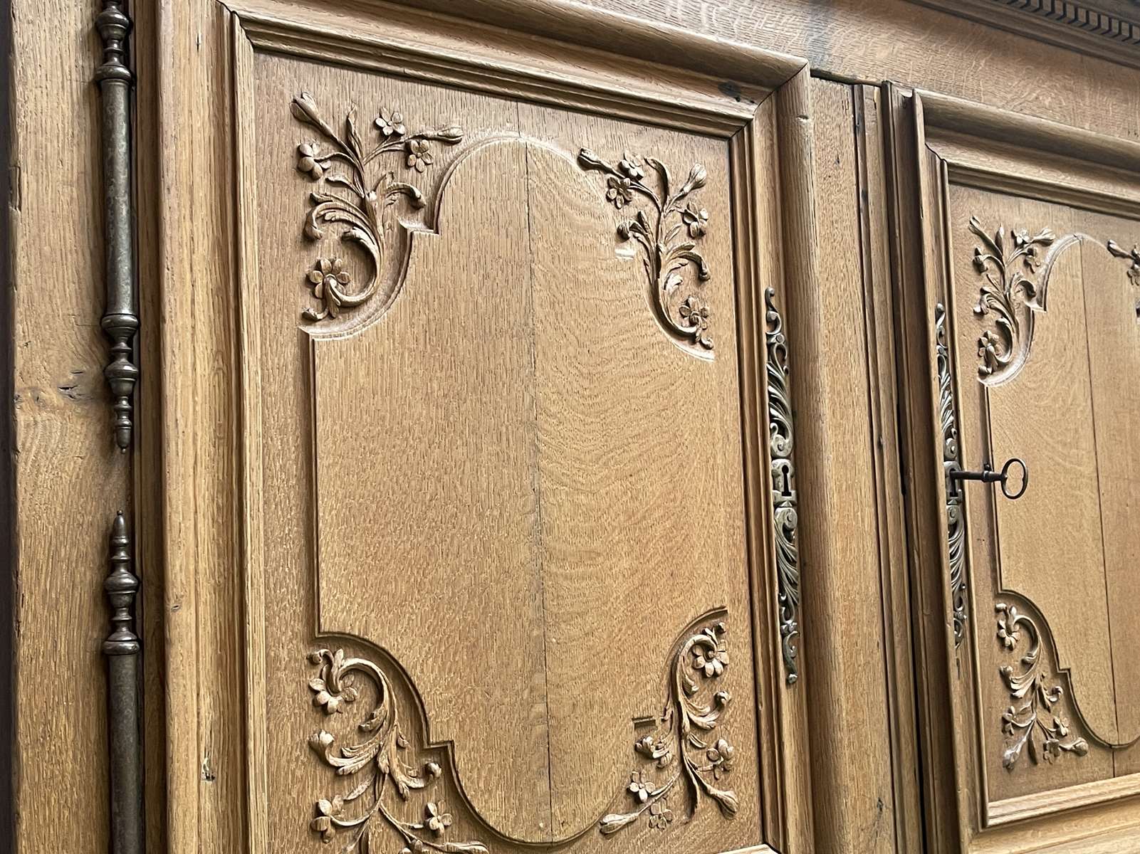 Sideboard 4 doors of the eighteenth in raw oak