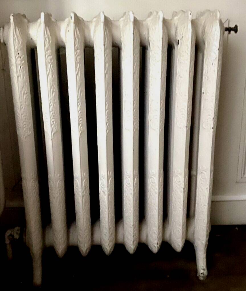 Radiateur ancien sur pieds à huit lames fleuries en fonte de fer XX siècle
