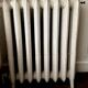 Radiateur ancien sur pieds à huit lames fleuries en fonte de fer XX siècle