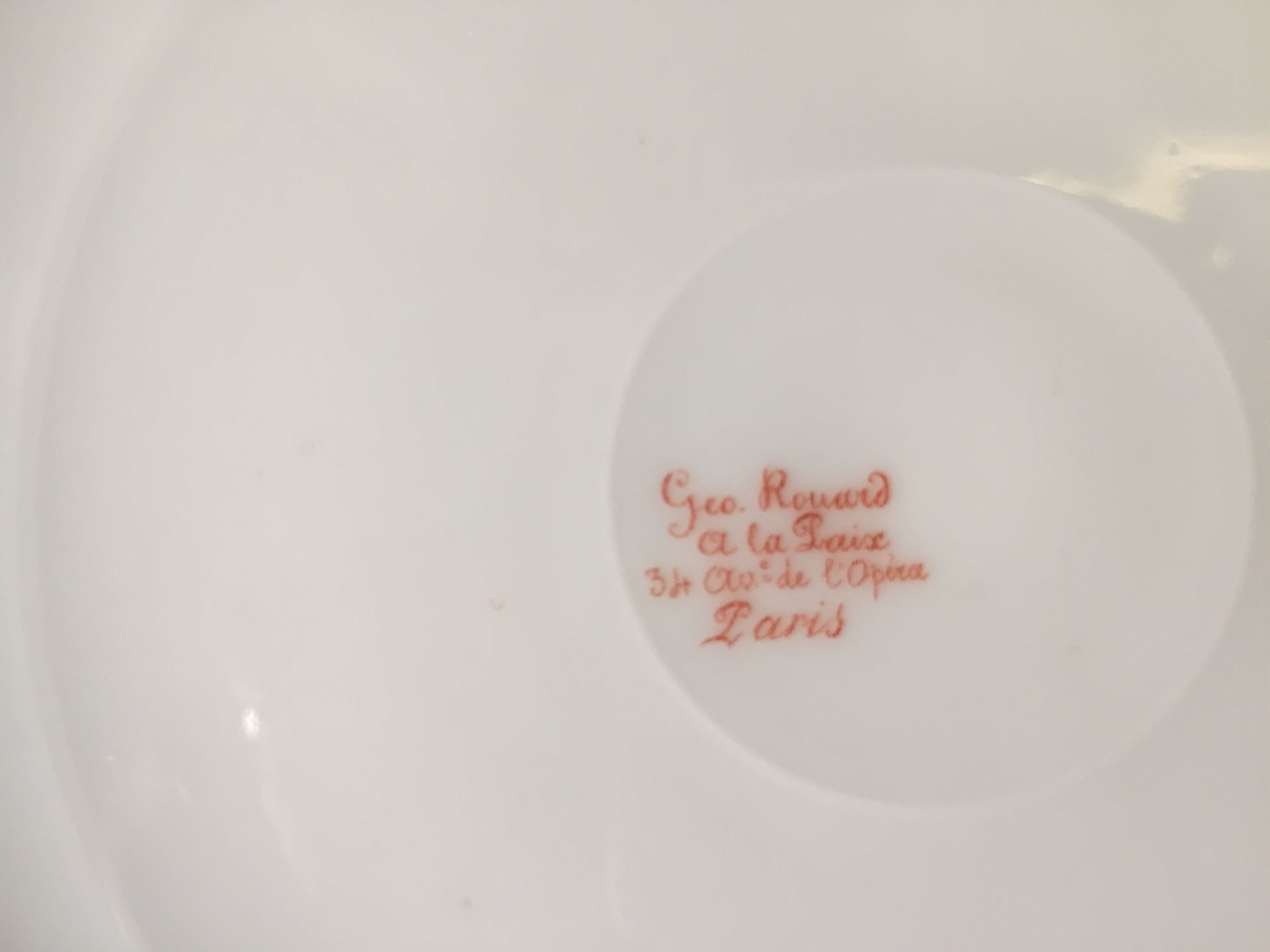 Assiette en porcelaine blanche