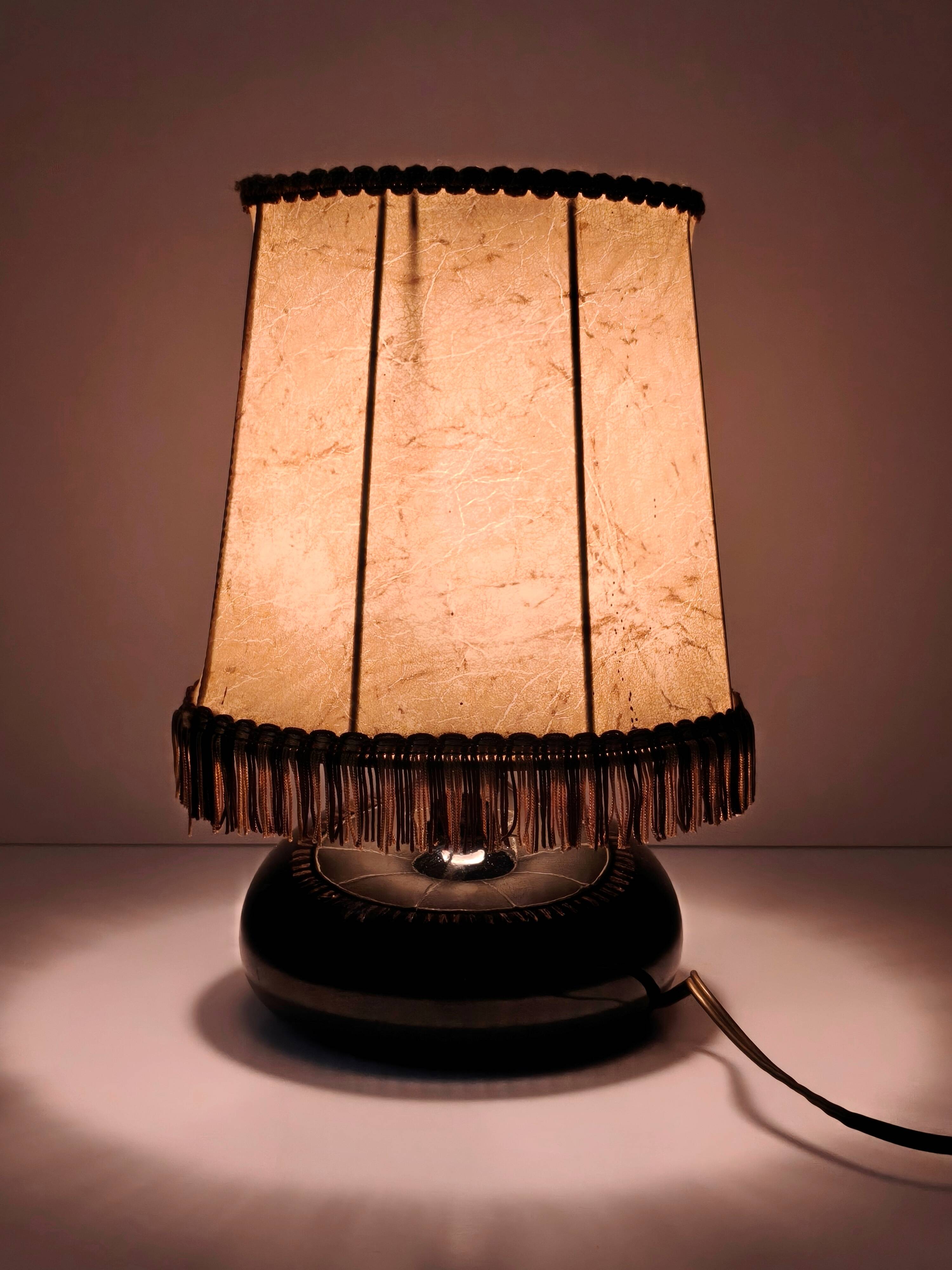 Lampe de table sculpturale en céramique noir profond
