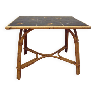Table basse en rotin, plateau céramique, Chassin, 1959