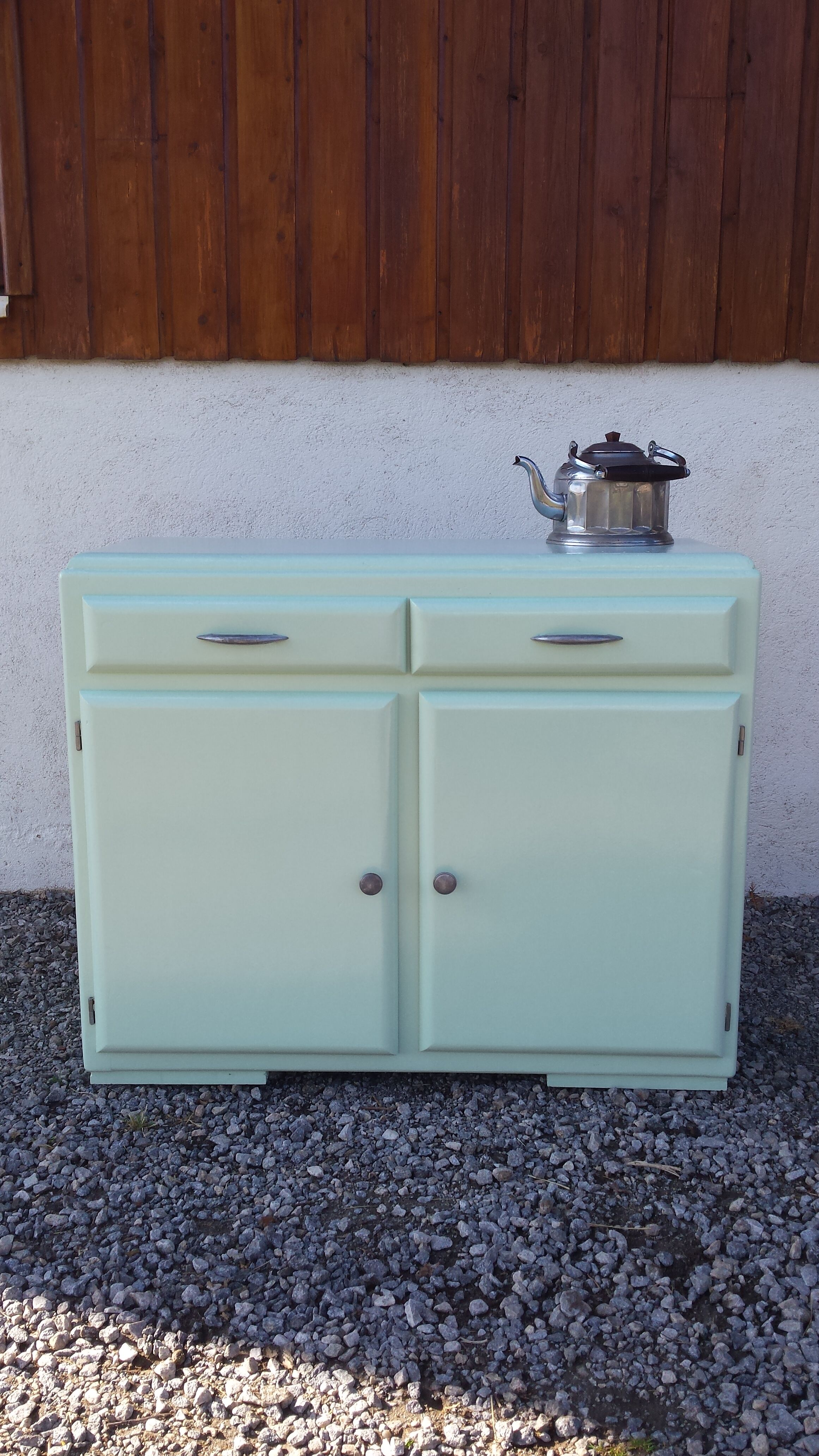 Honey-coloured mado buffet