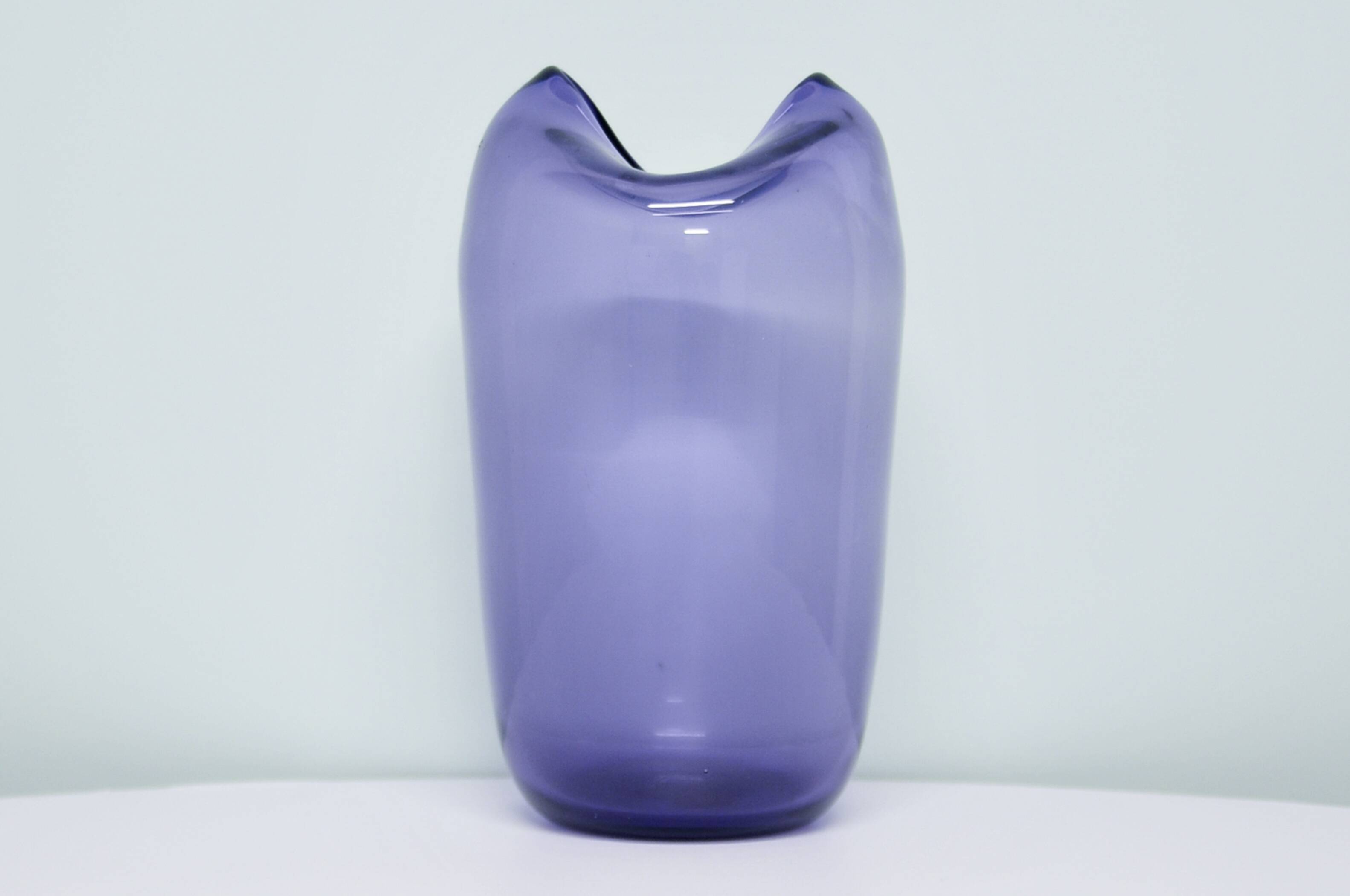 vase en verre soufflé à la bouche violet vintage