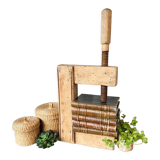Serre-joint ancien en bois brut, serre-livres