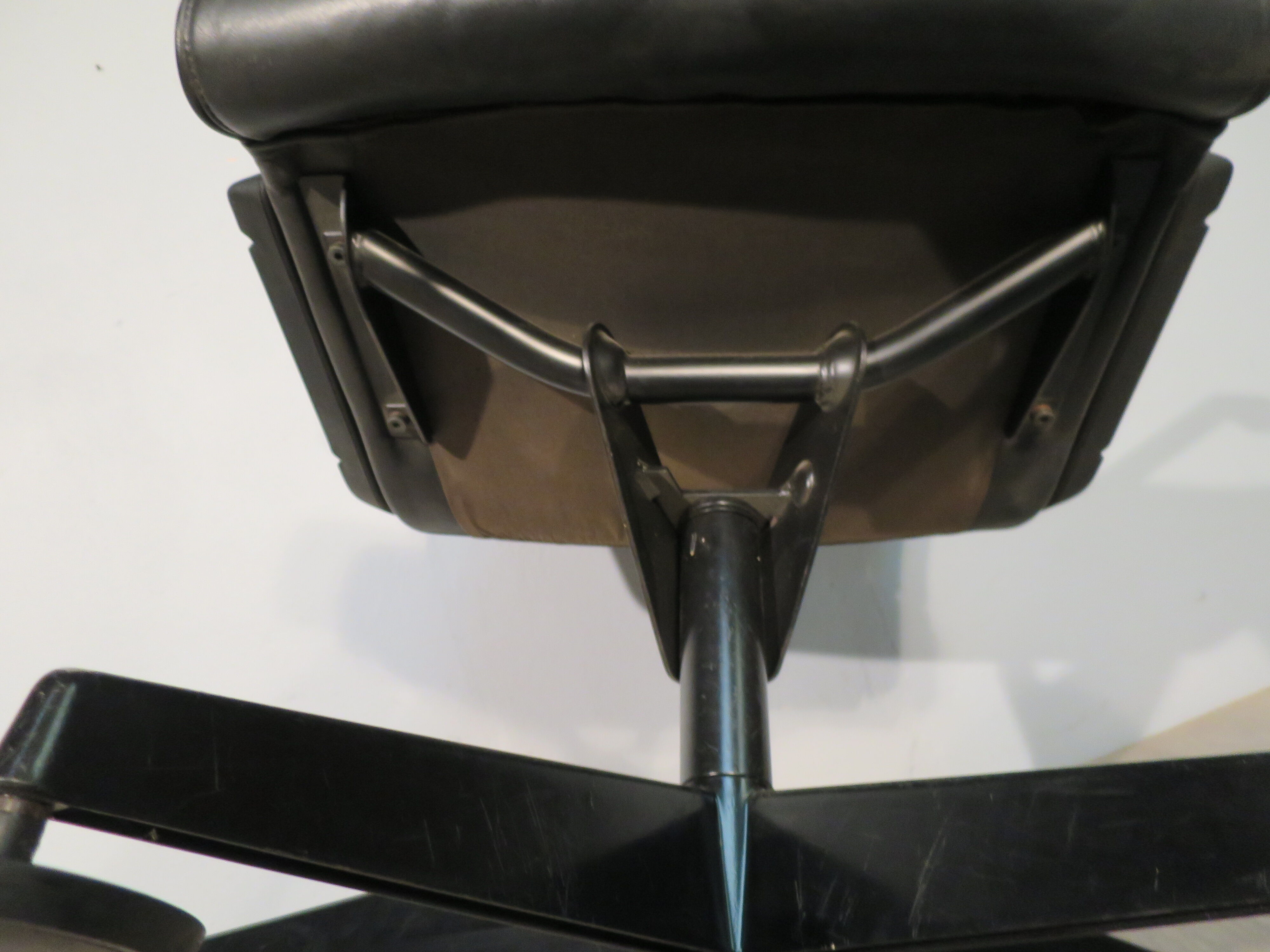 Sapper armchair edited by Knoll